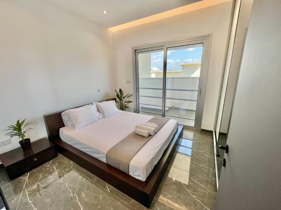 V-Premium Brand New Central flat