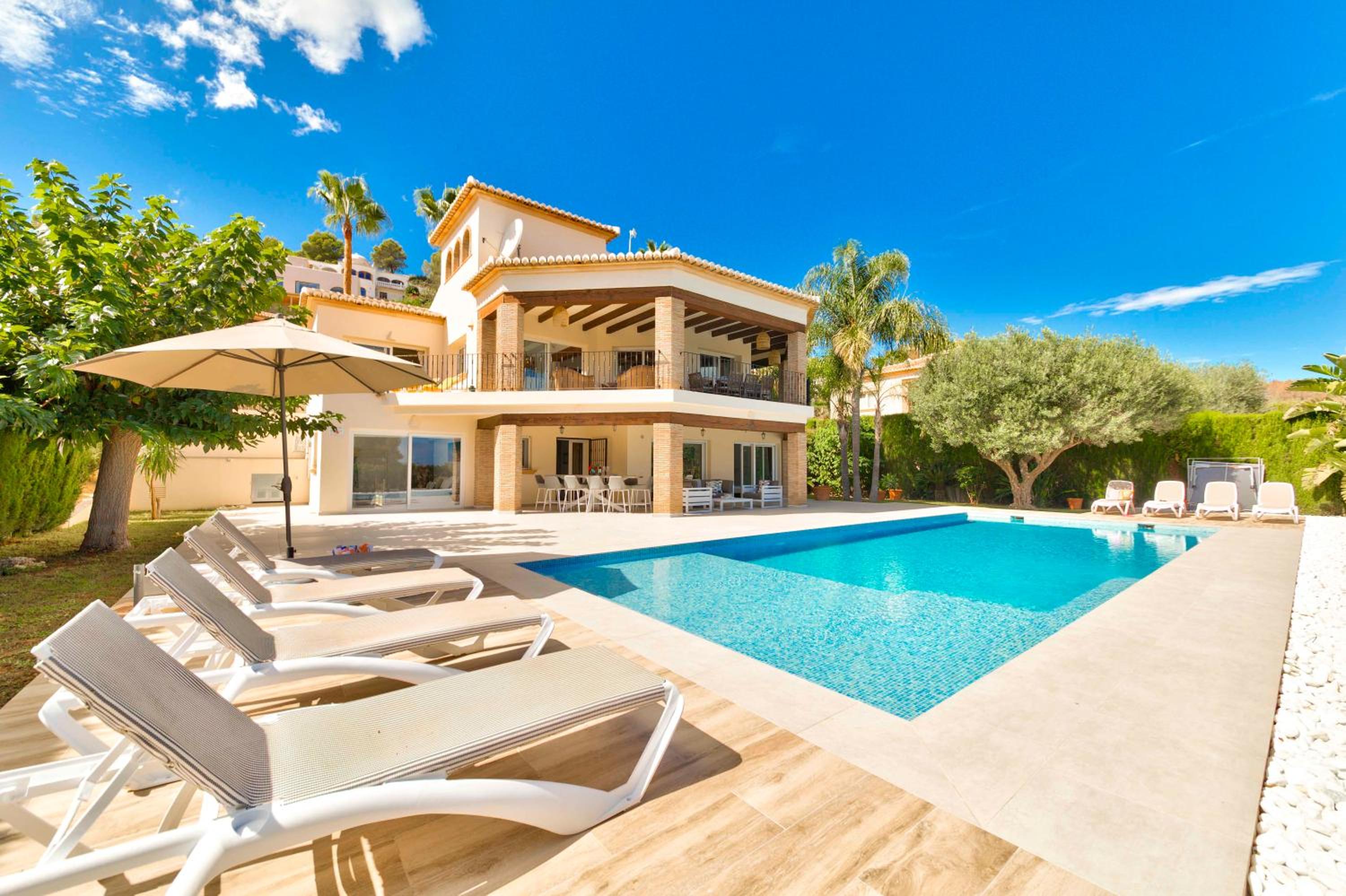 Villa Hibiscus - A modern villa for 10 guests view 4