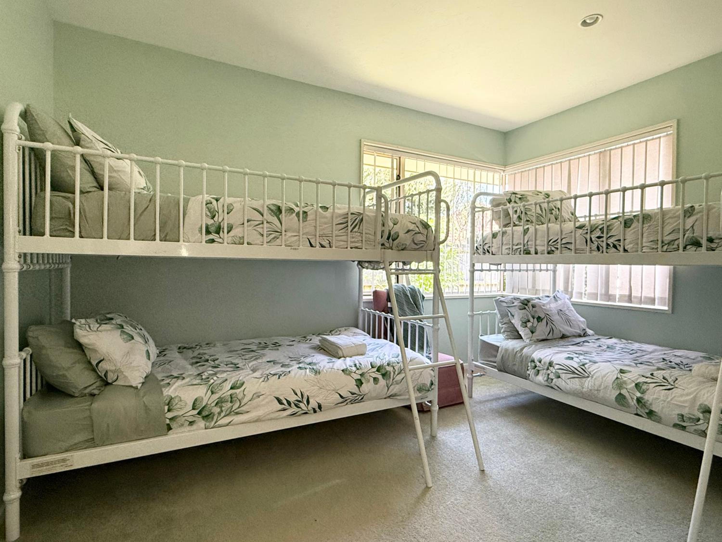 Large warm 4BRM family recharge in Halswell - Netflix, Massage chair
