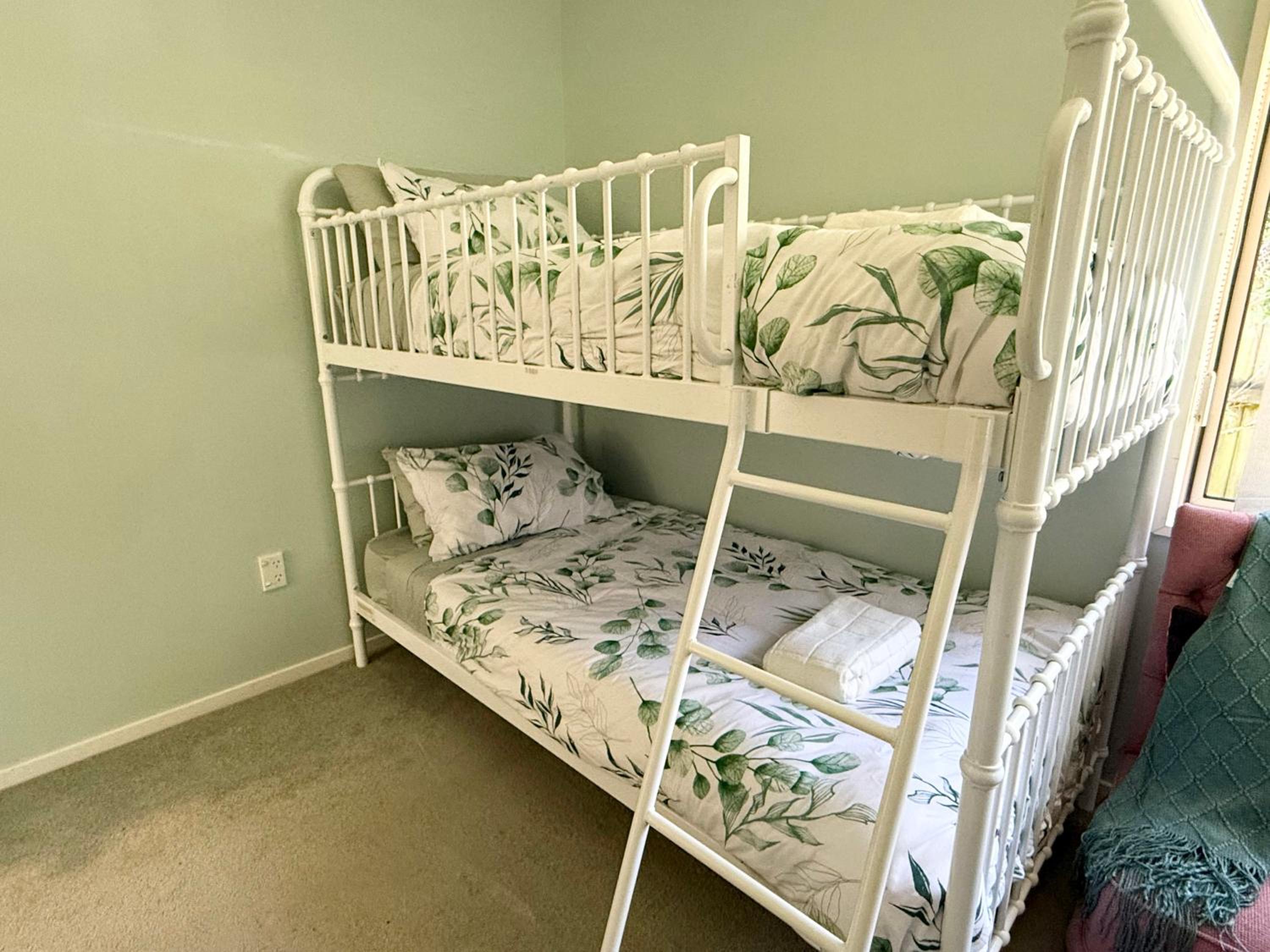 Large warm 4BRM family recharge in Halswell - Netflix, Massage chair