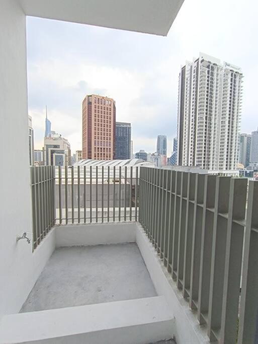 COL 915B Studio Balcony Infinity Pool KLCC View