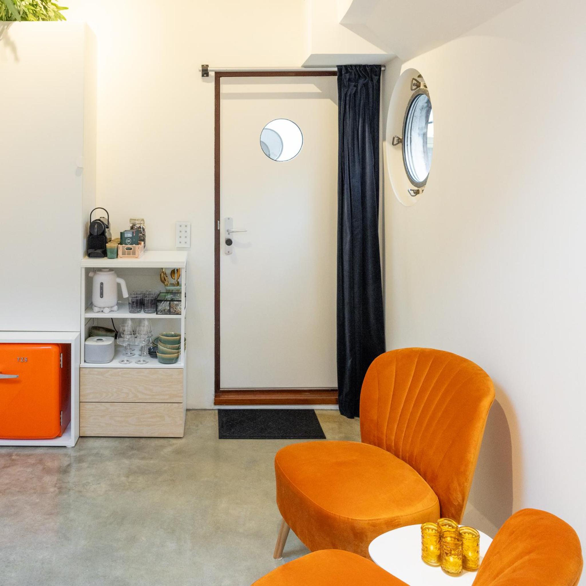Boat suite - A Unique Houseboat Stay in Amsterdam