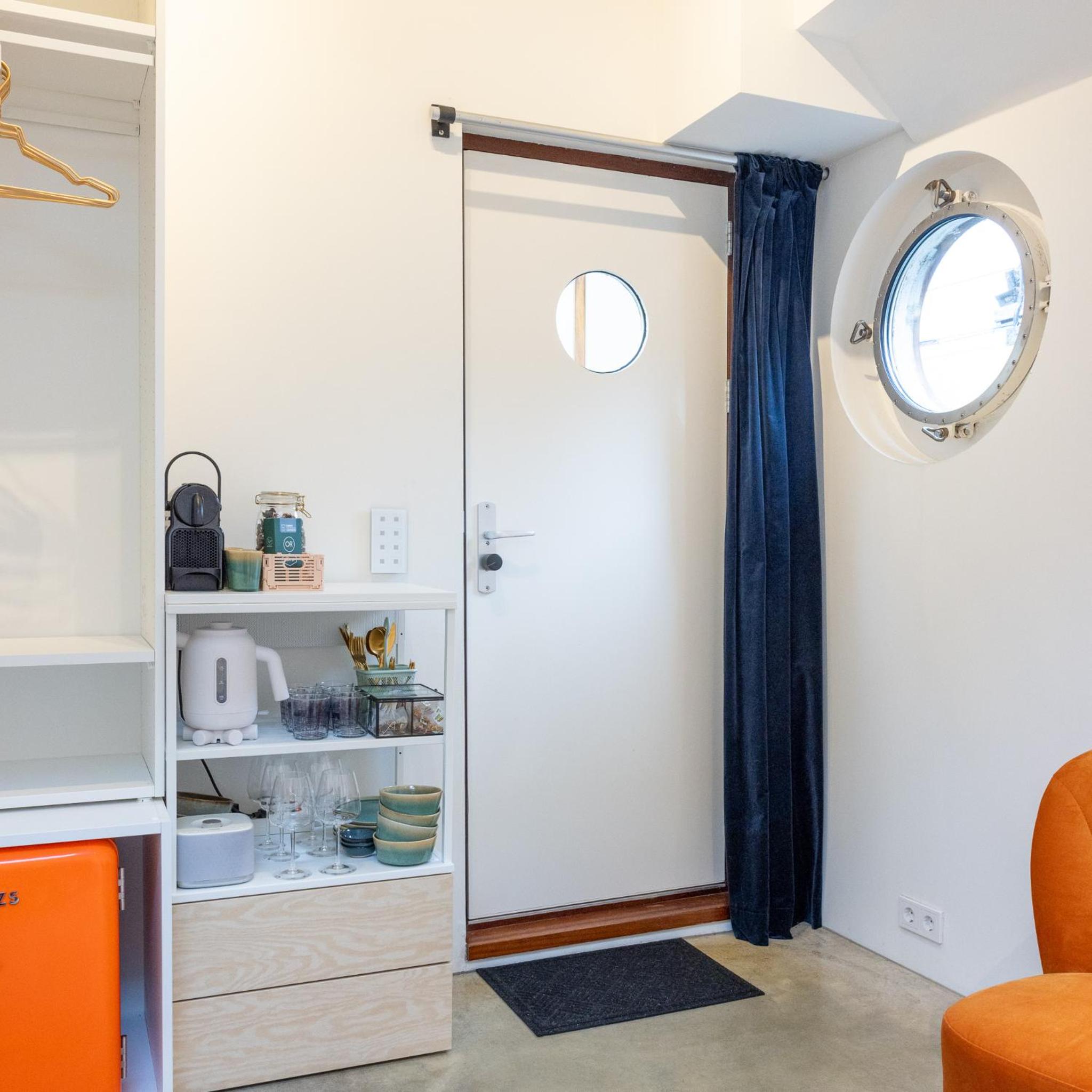 Boat suite - A Unique Houseboat Stay in Amsterdam