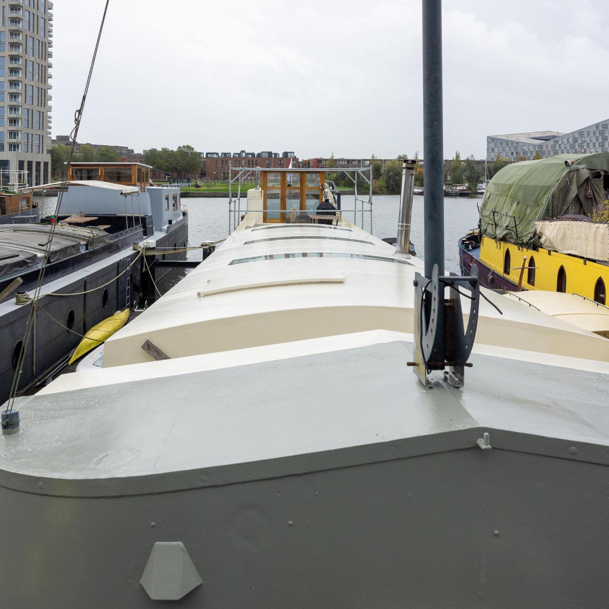 Boat suite - A Unique Houseboat Stay in Amsterdam