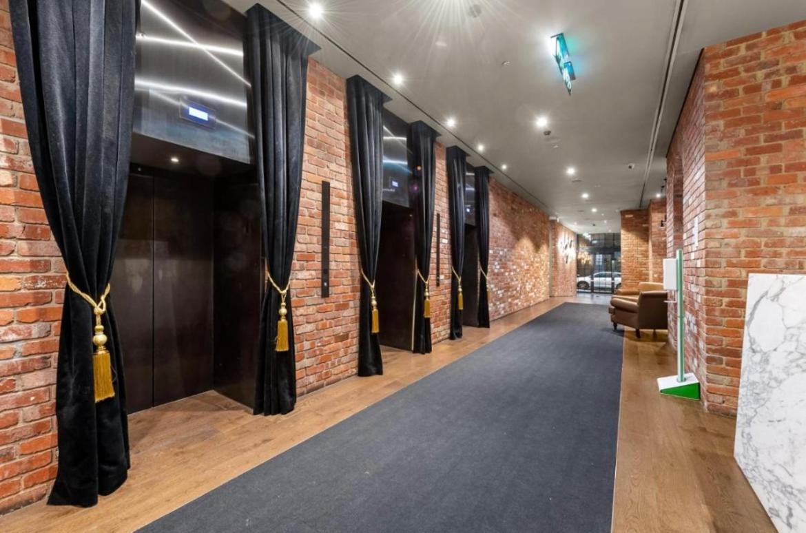 Entire 1 BR Southbank Apartment - Gym Pool Sauna 1 step to Crown Casino