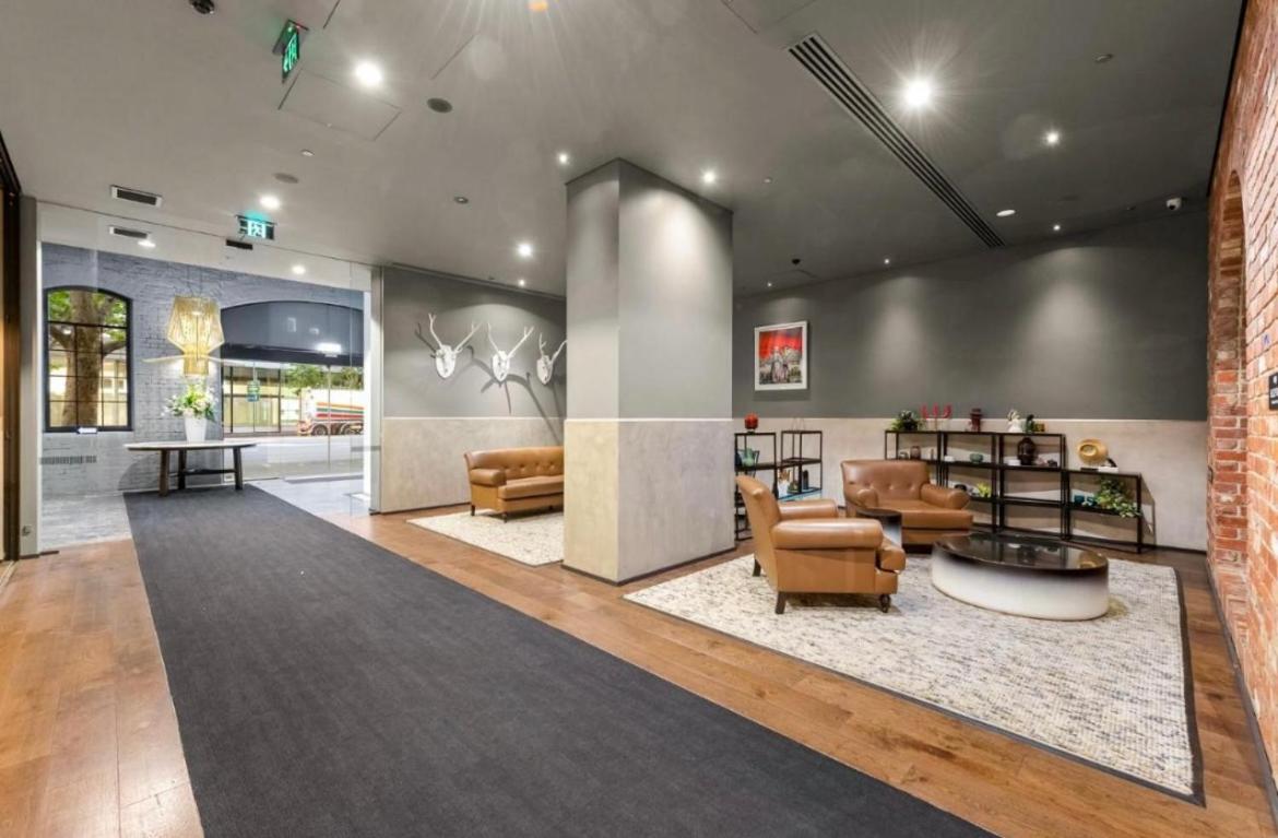 Entire 1 BR Southbank Apartment - Gym Pool Sauna 1 step to Crown Casino