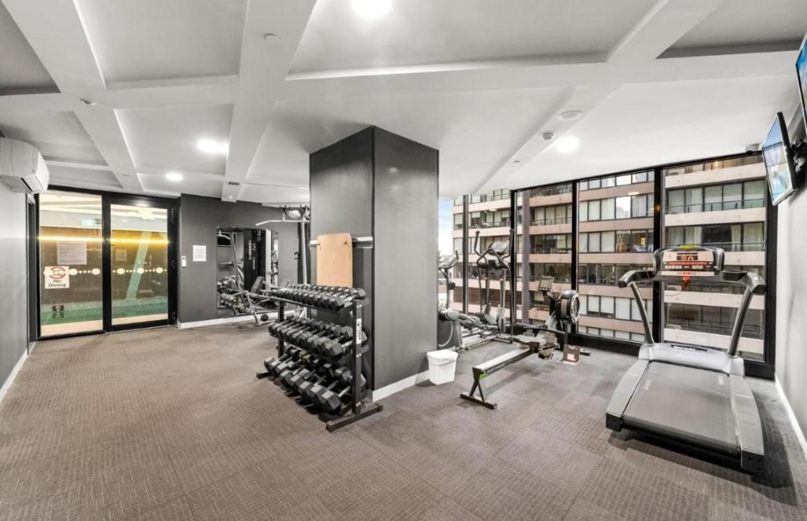 Entire 1 BR Southbank Apartment - Gym Pool Sauna 1 step to Crown Casino