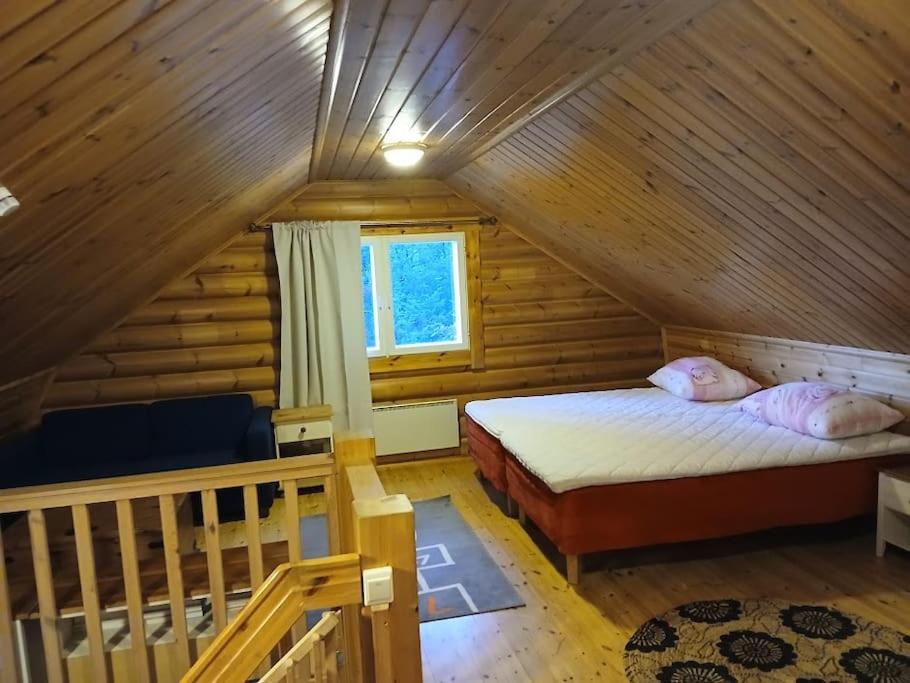 Idylli - paljullinen mökki järvenrannalla