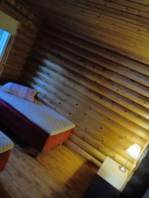Idylli - paljullinen mökki järvenrannalla