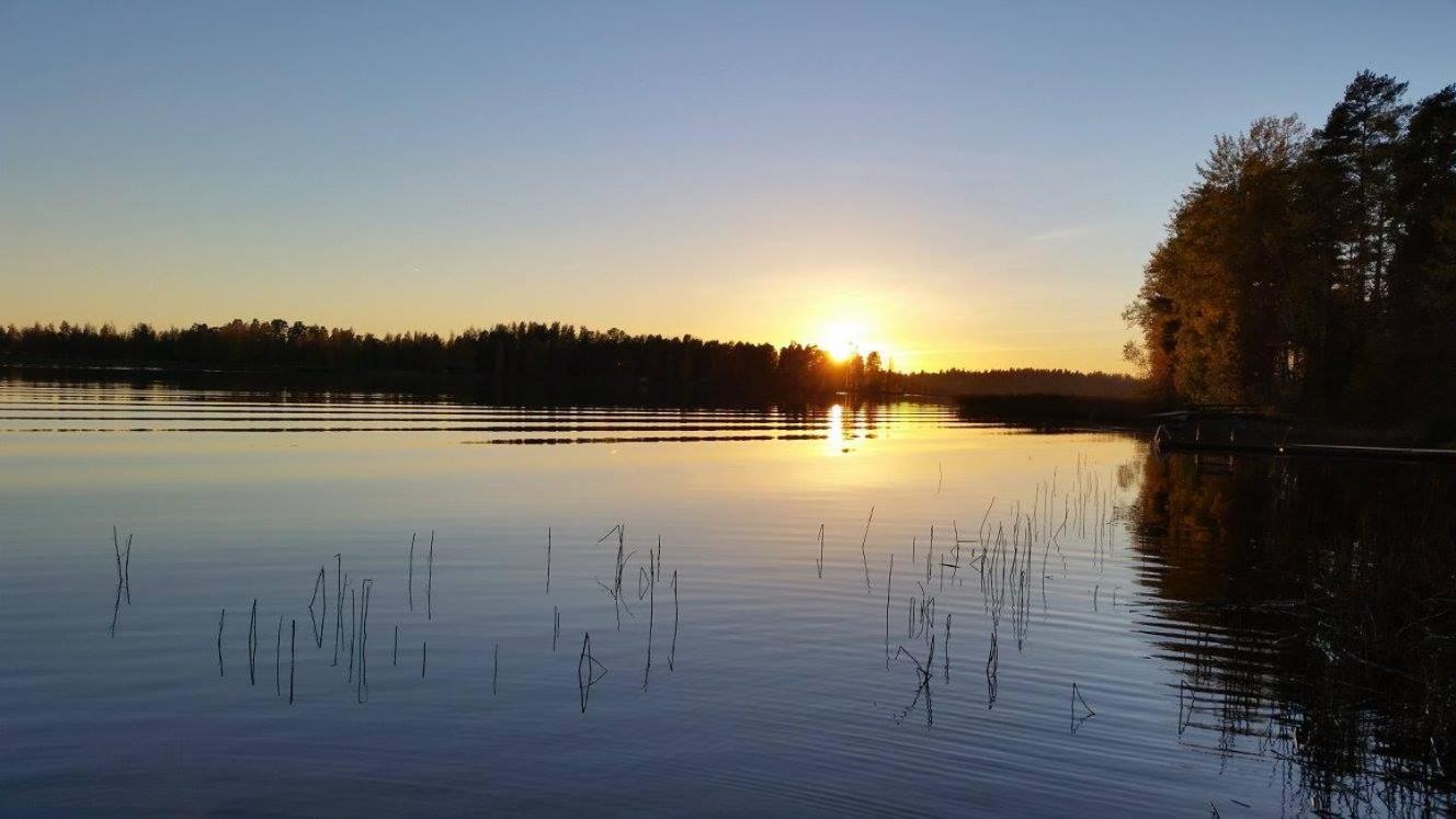 Idylli - paljullinen mökki järvenrannalla
