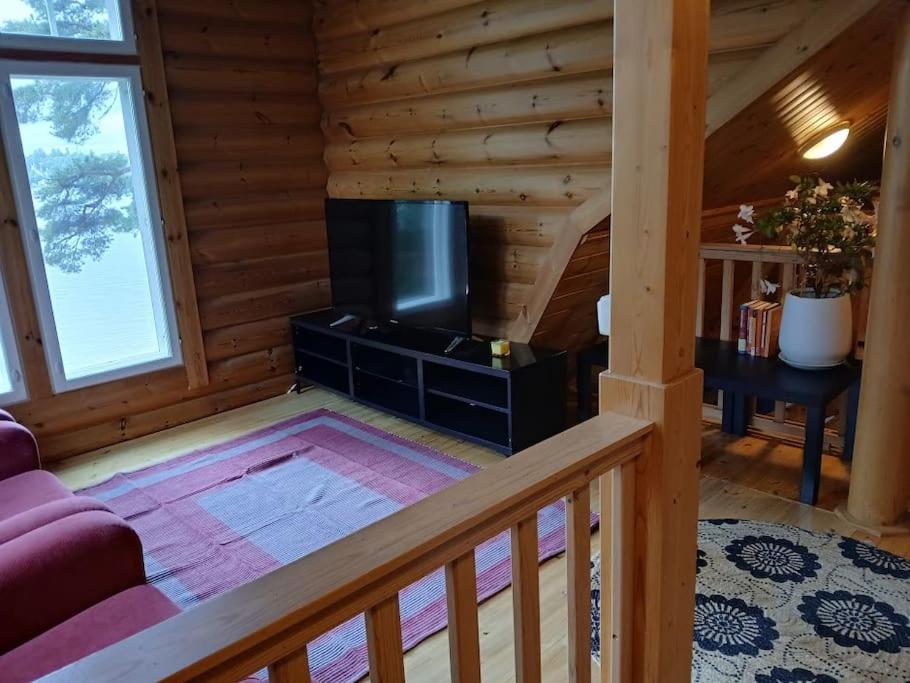 Idylli - paljullinen mökki järvenrannalla