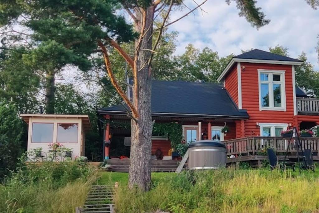 Idylli - paljullinen mökki järvenrannalla