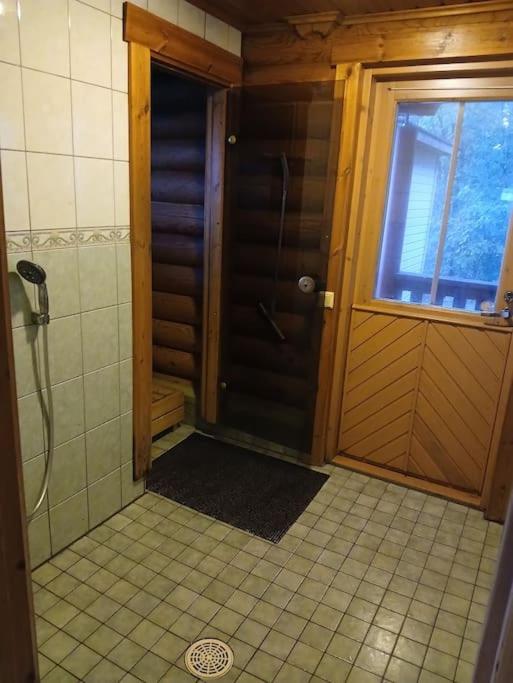 Idylli - paljullinen mökki järvenrannalla