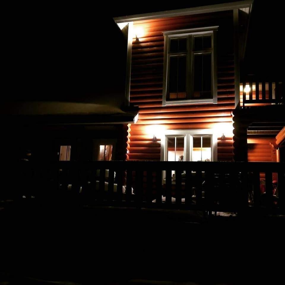 Idylli - paljullinen mökki järvenrannalla