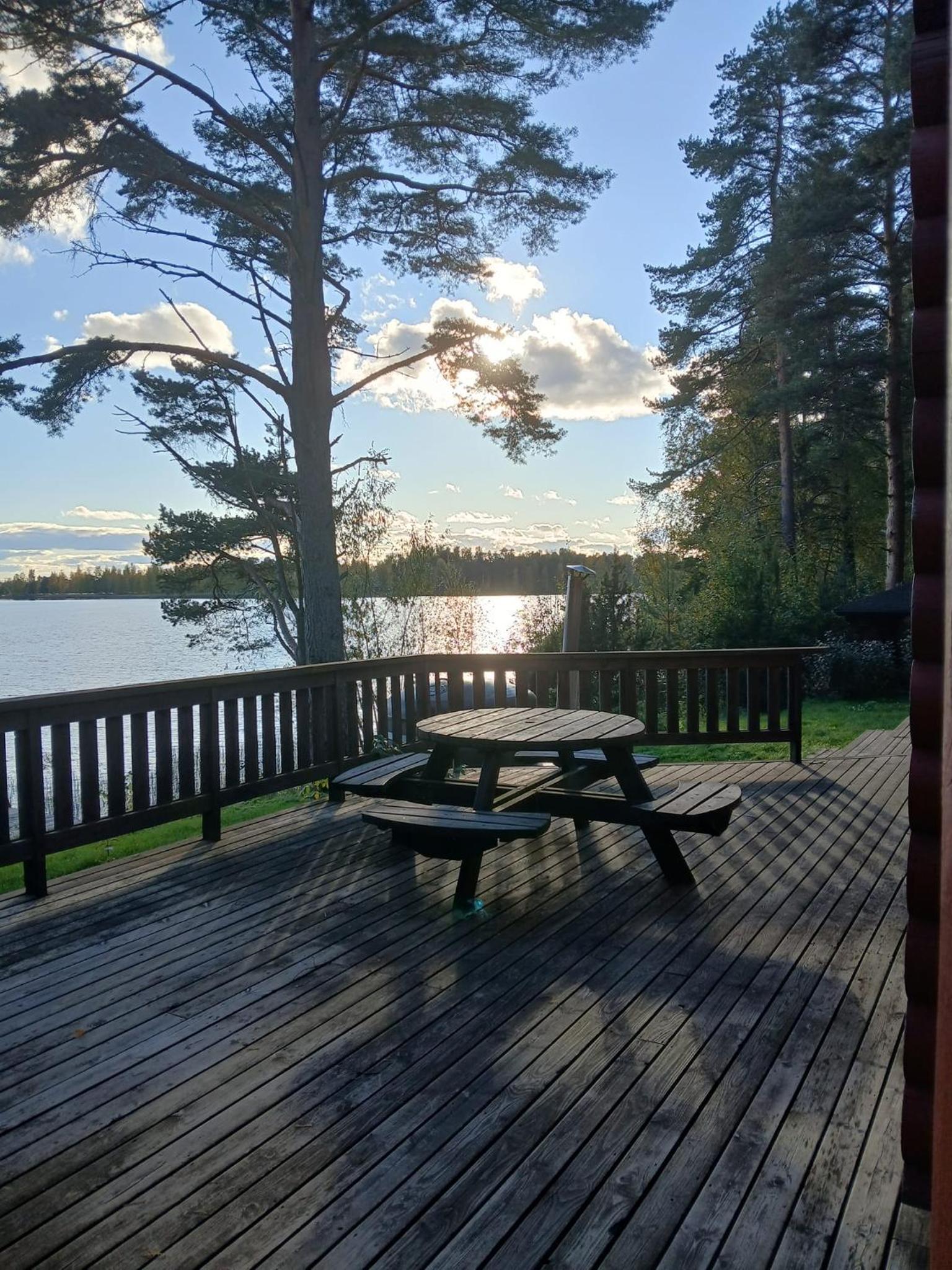 Idylli - paljullinen mökki järvenrannalla