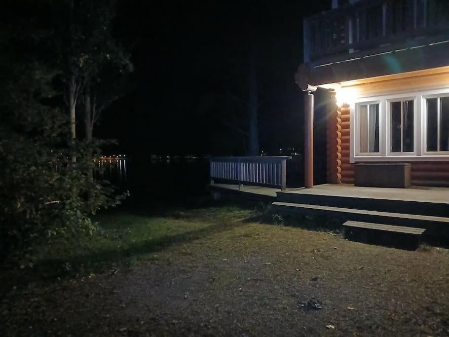 Idylli - paljullinen mökki järvenrannalla