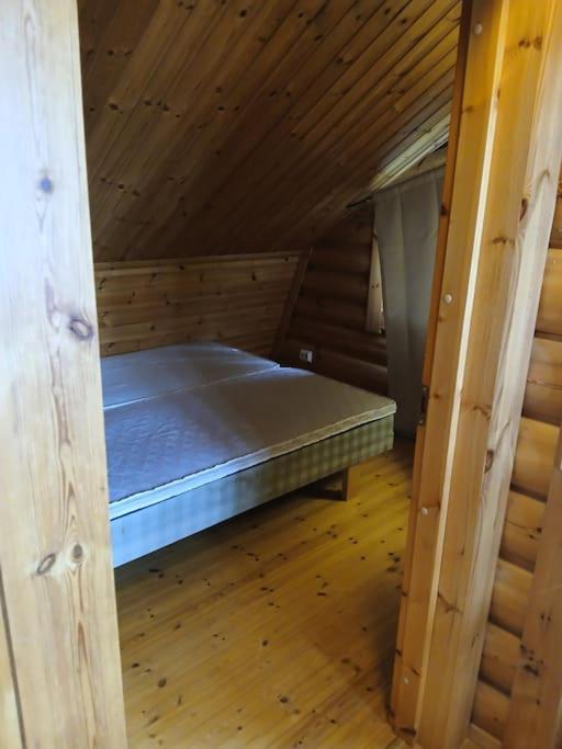 Idylli - paljullinen mökki järvenrannalla