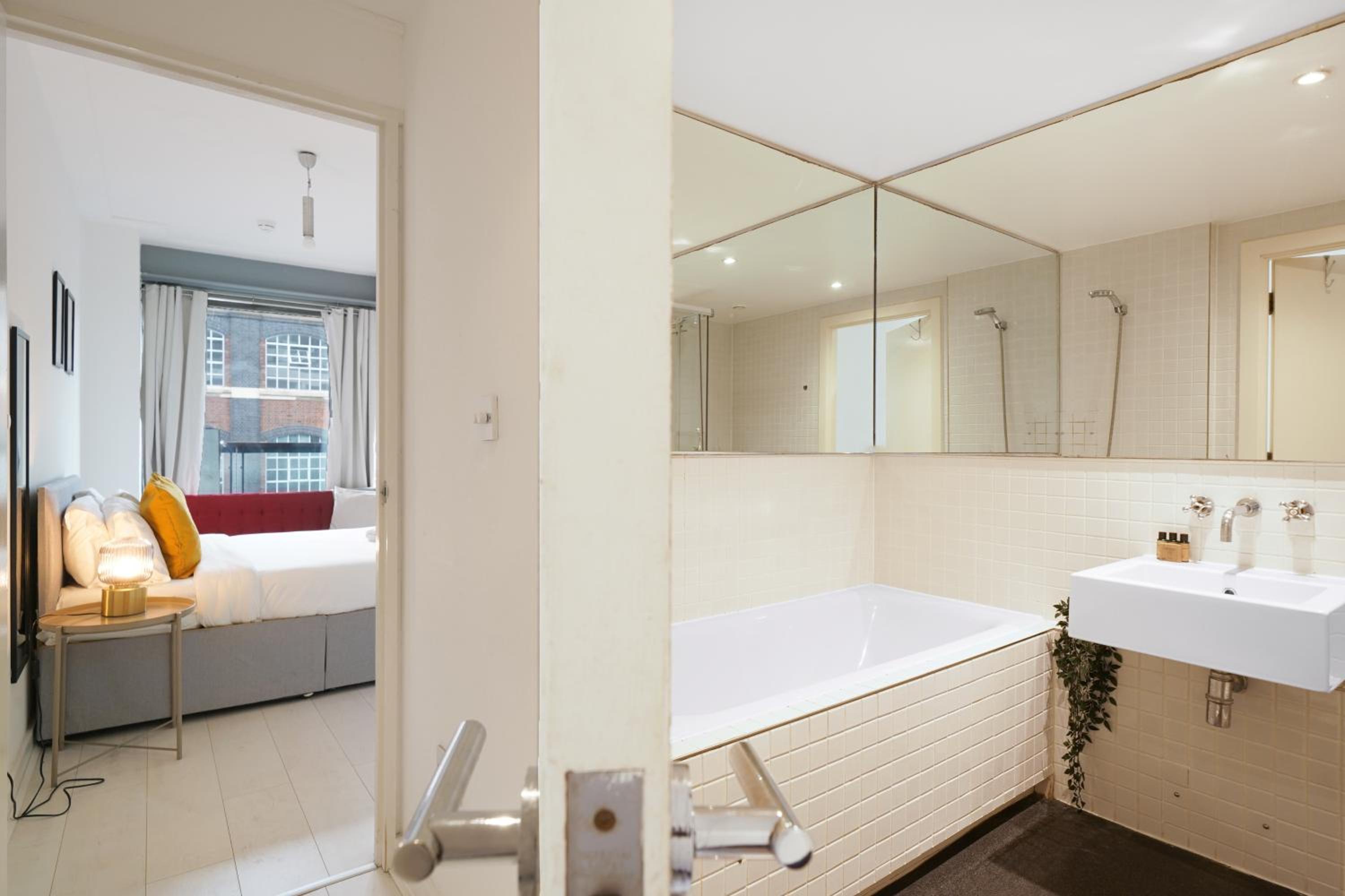 Modern Two Bed Apartment By LiveStay Short Lets & Serviced Accommodation London view 4