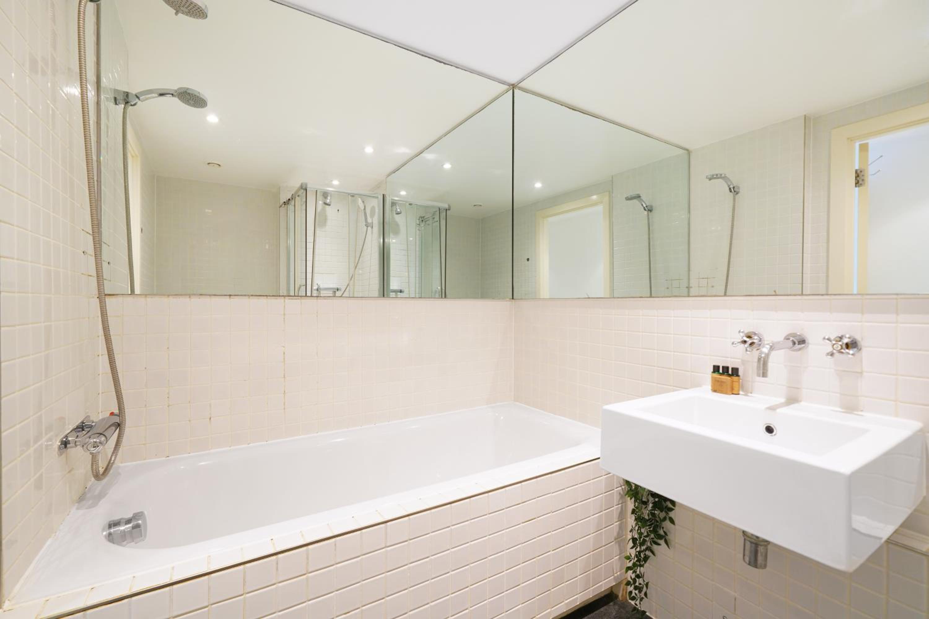 Modern Two Bed Apartment By LiveStay Short Lets & Serviced Accommodation London view 3