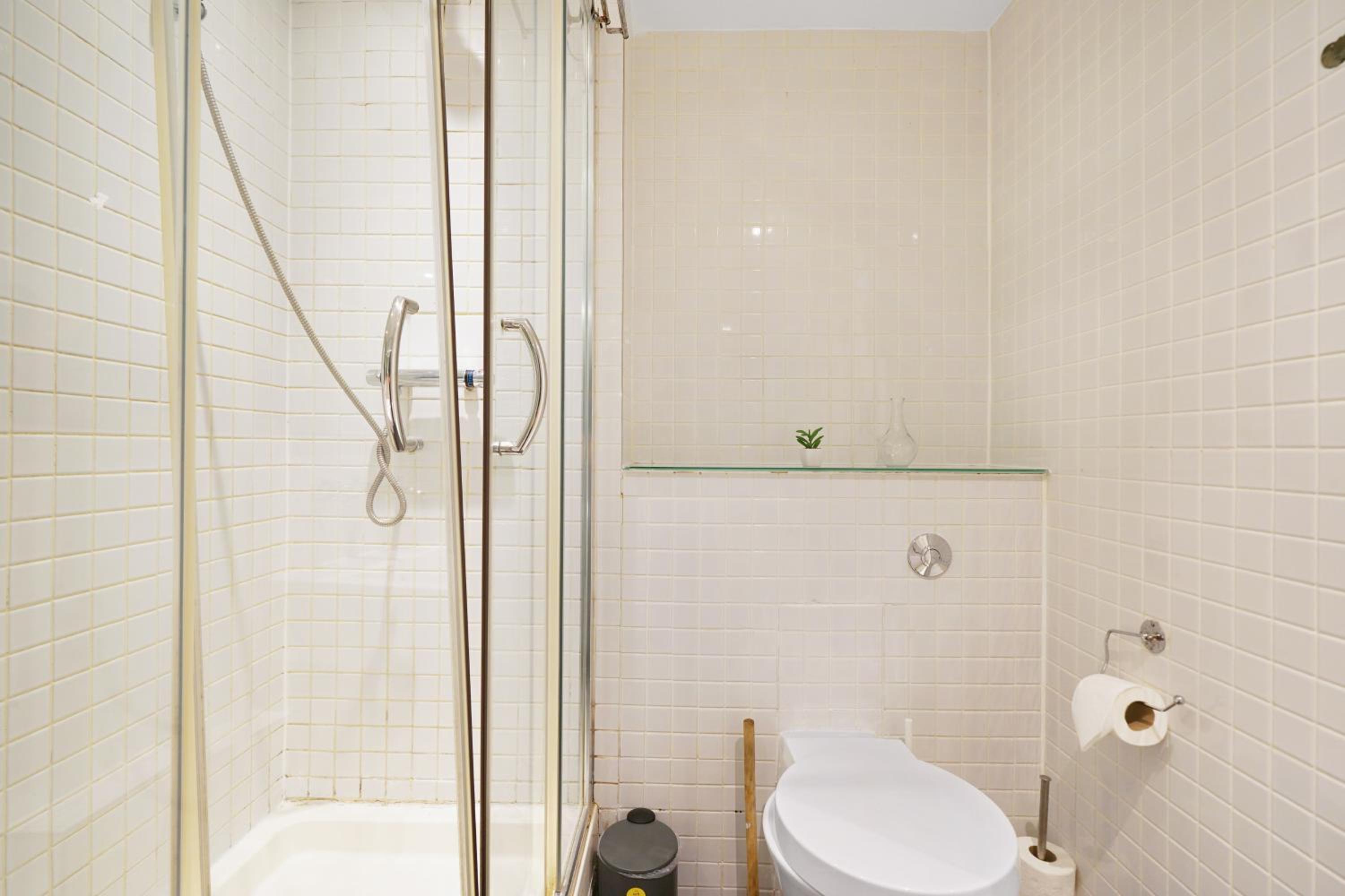 Modern Two Bed Apartment By LiveStay Short Lets & Serviced Accommodation London view 2