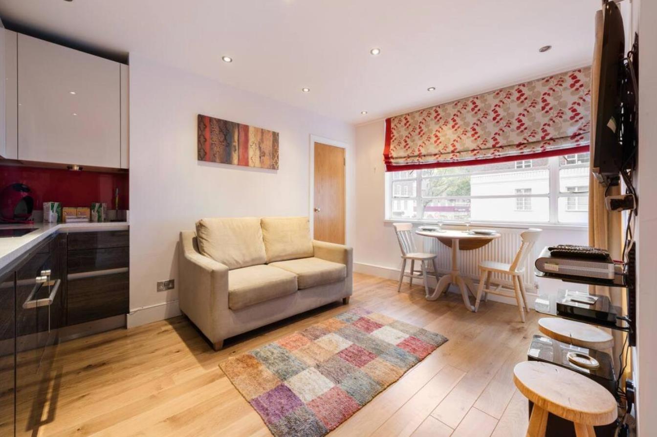 1 Bed Flat in Nell Gwynn House, Sleeps 4, Steps from Harrods & Hyde Park, 24 Hour Reception