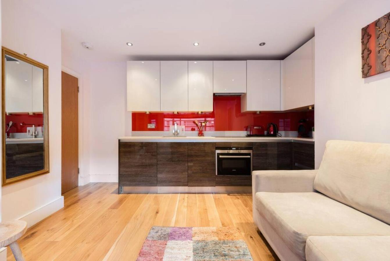 1 Bed Flat in Nell Gwynn House, Sleeps 4, Steps from Harrods & Hyde Park, 24 Hour Reception
