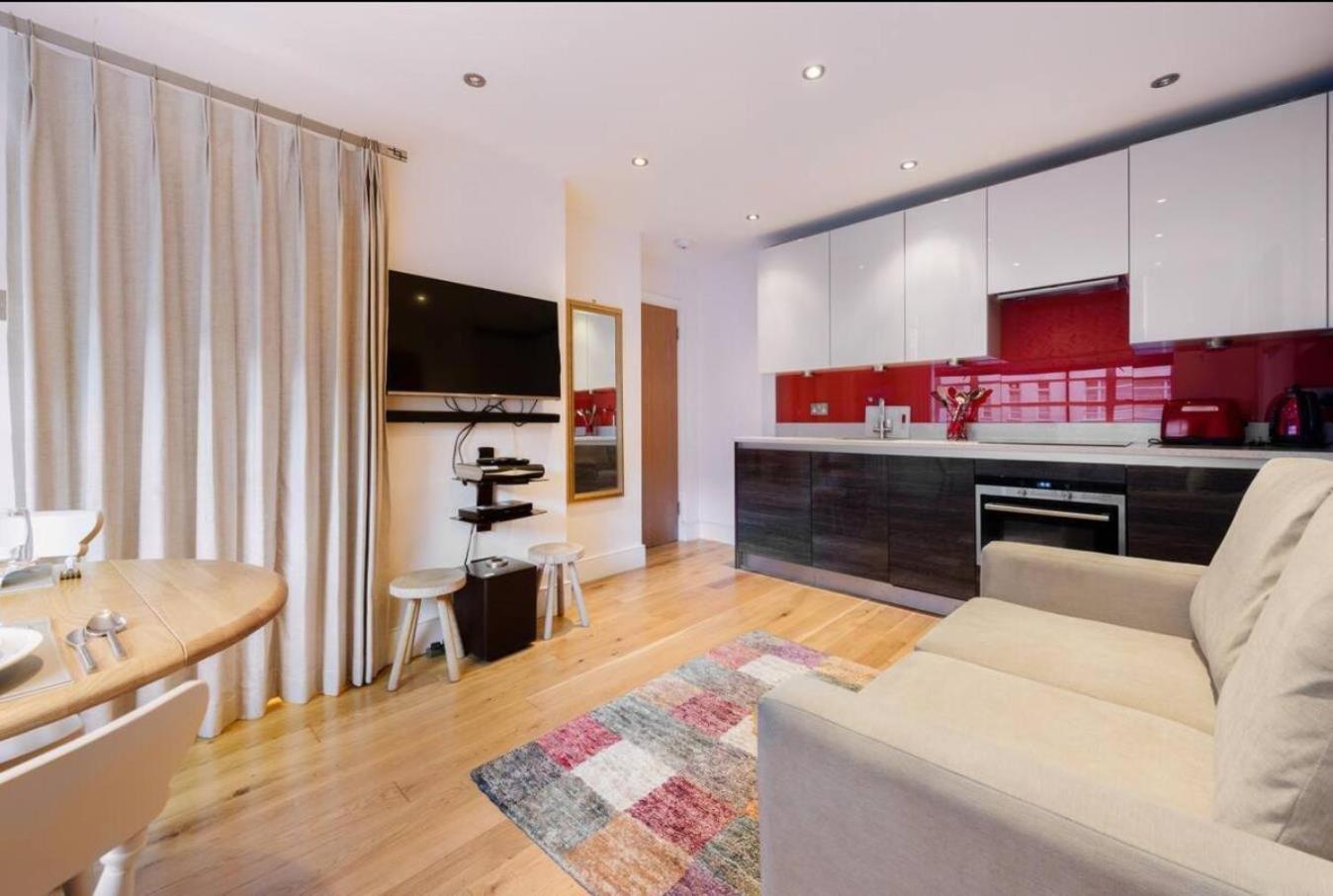 1 Bed Flat in Nell Gwynn House, Sleeps 4, Steps from Harrods & Hyde Park, 24 Hour Reception