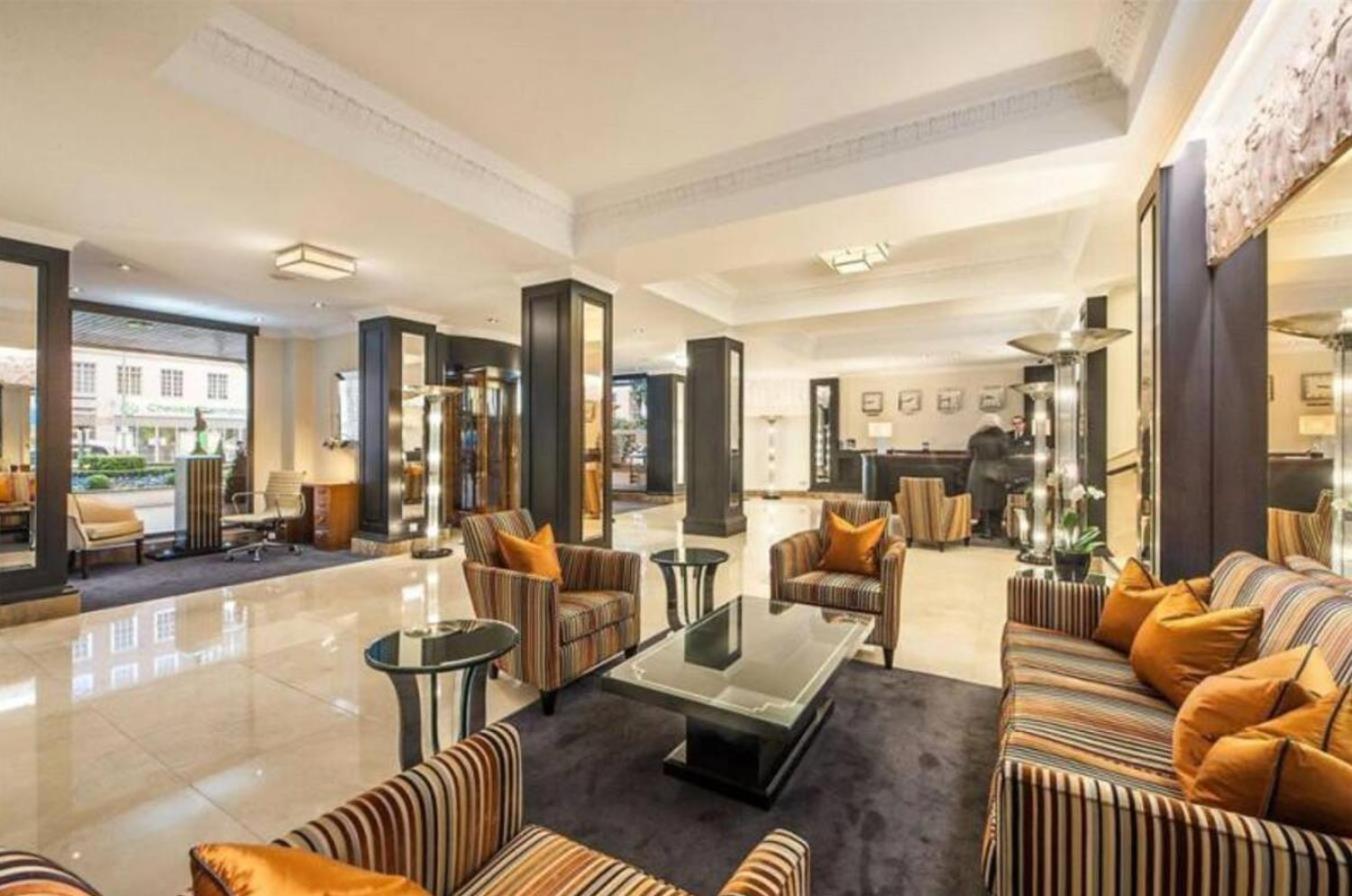 1 Bed Flat in Nell Gwynn House, Sleeps 4, Steps from Harrods & Hyde Park, 24 Hour Reception