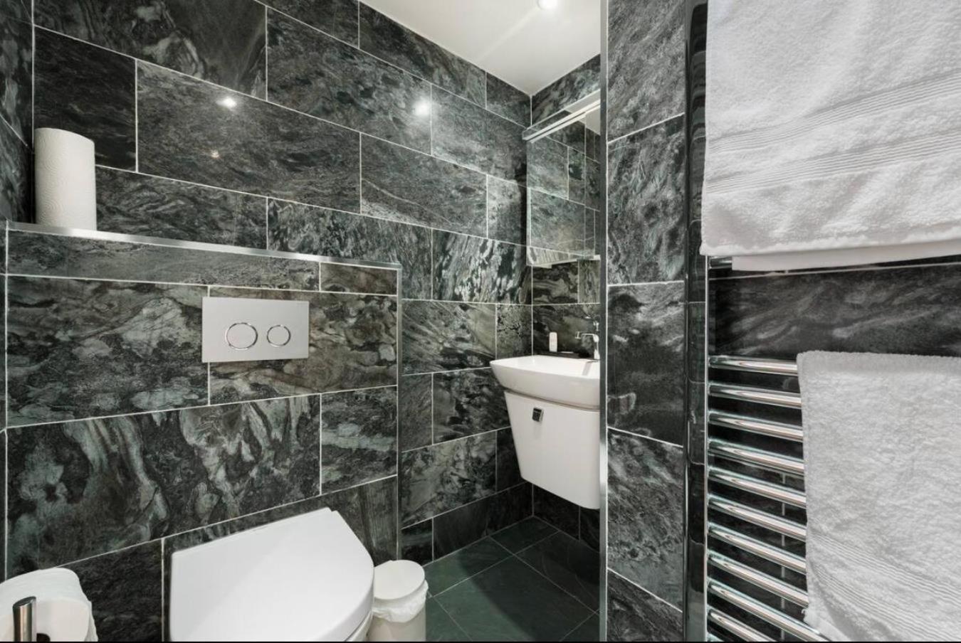 1 Bed Flat in Nell Gwynn House, Sleeps 4, Steps from Harrods & Hyde Park, 24 Hour Reception
