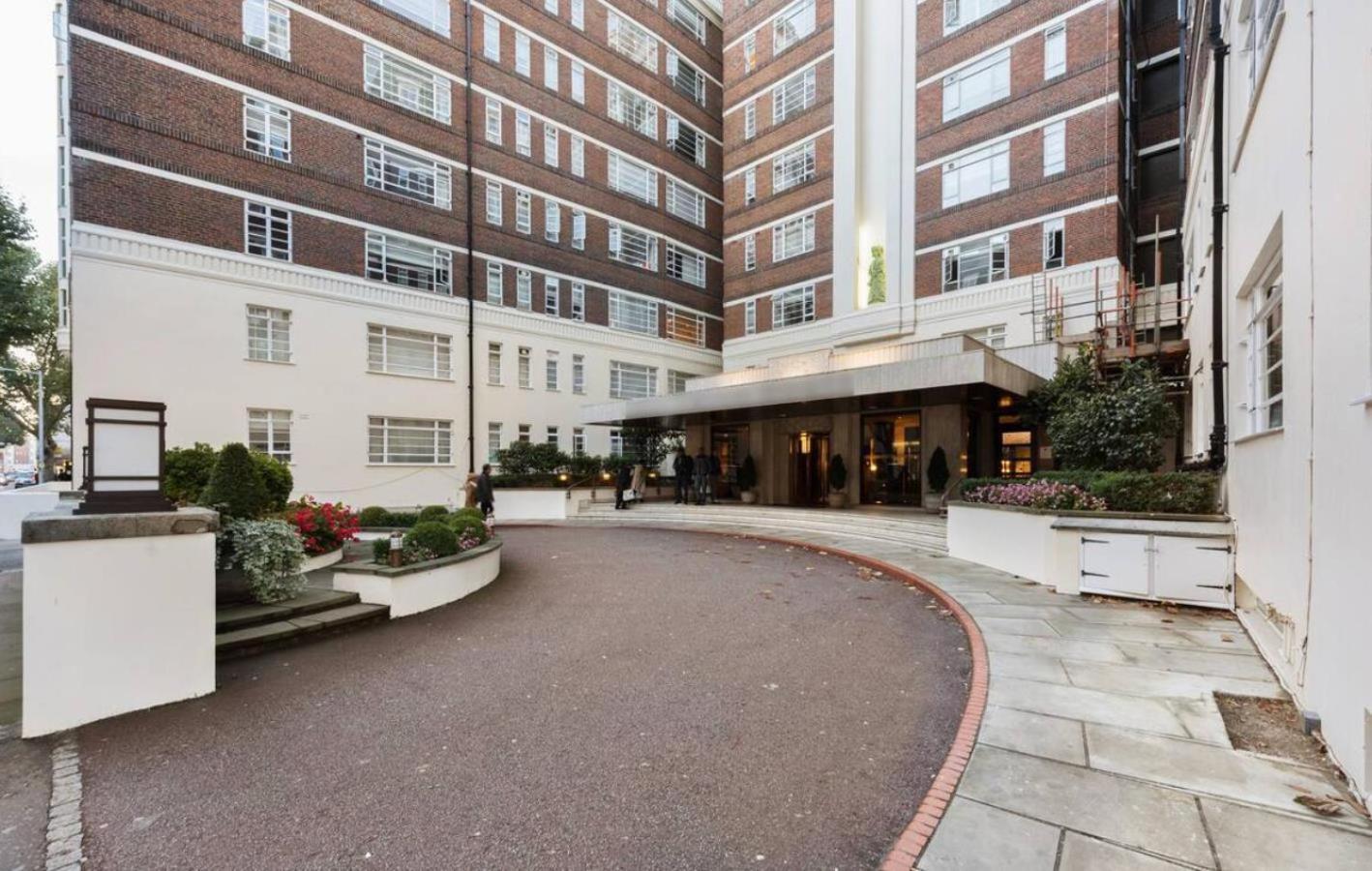 1 Bed Flat in Nell Gwynn House, Sleeps 4, Steps from Harrods & Hyde Park, 24 Hour Reception