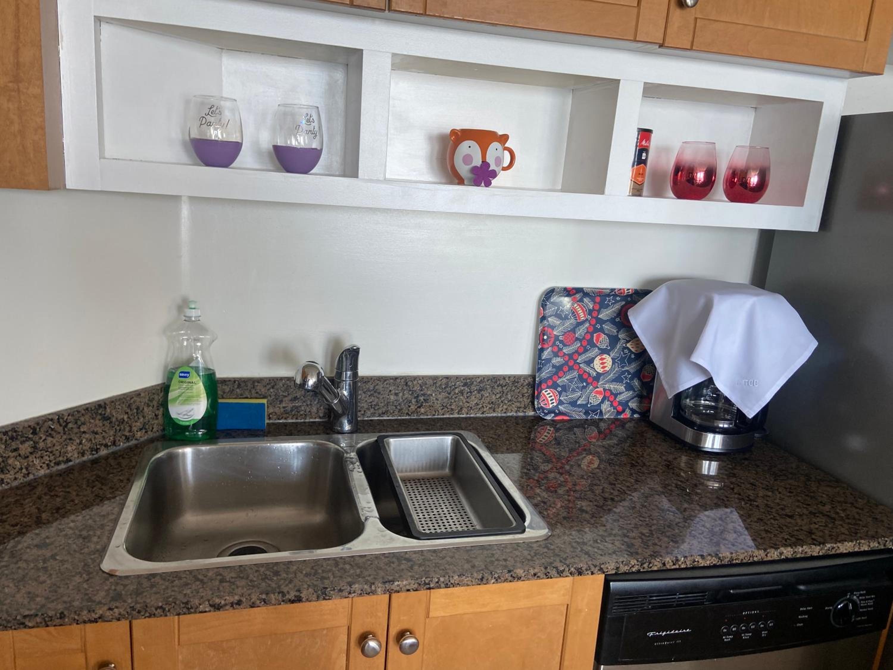 Million Dollar Lake-view - Harbourfront Spacious 2 bedroom- 2 bathroom Condo across the lake with stunning lake view with Free Parking!