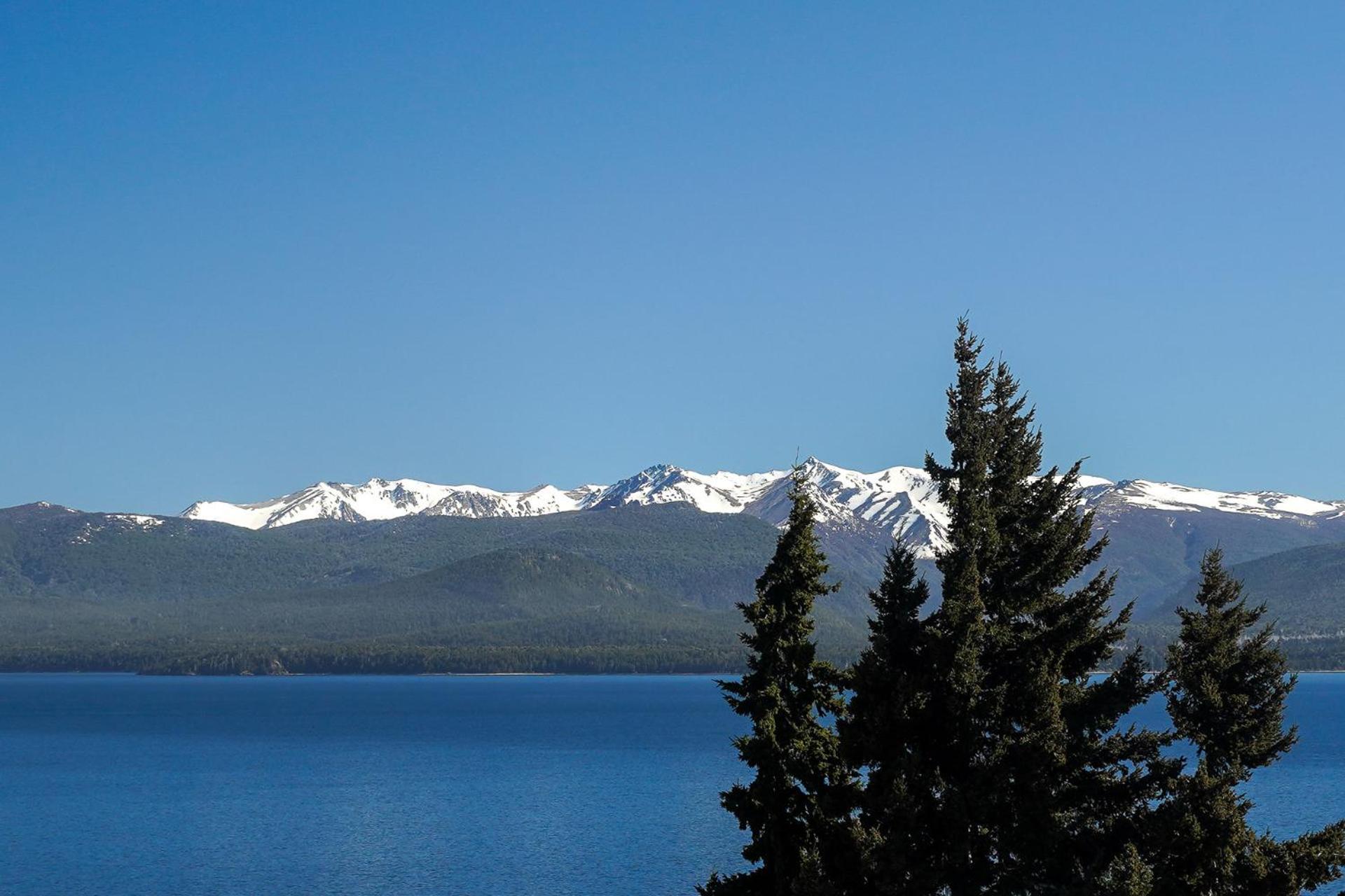 Nahuel Huapi Apart con vista al lago y estacionamiento