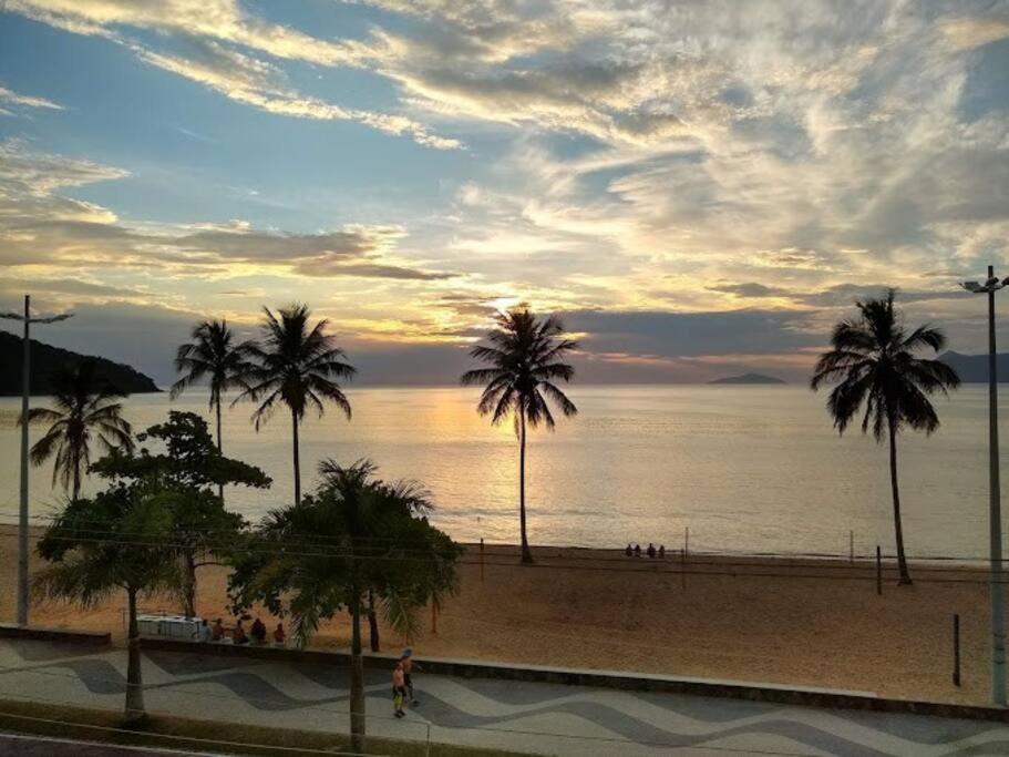 Apt Pé na Areia - Praia Martim de Sá - Espaço Gourmet na Varanda e Piscina