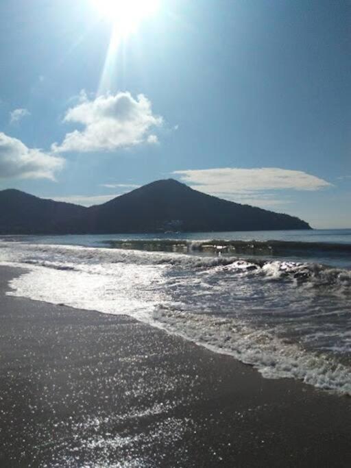 Apt Pé na Areia - Praia Martim de Sá - Espaço Gourmet na Varanda e Piscina