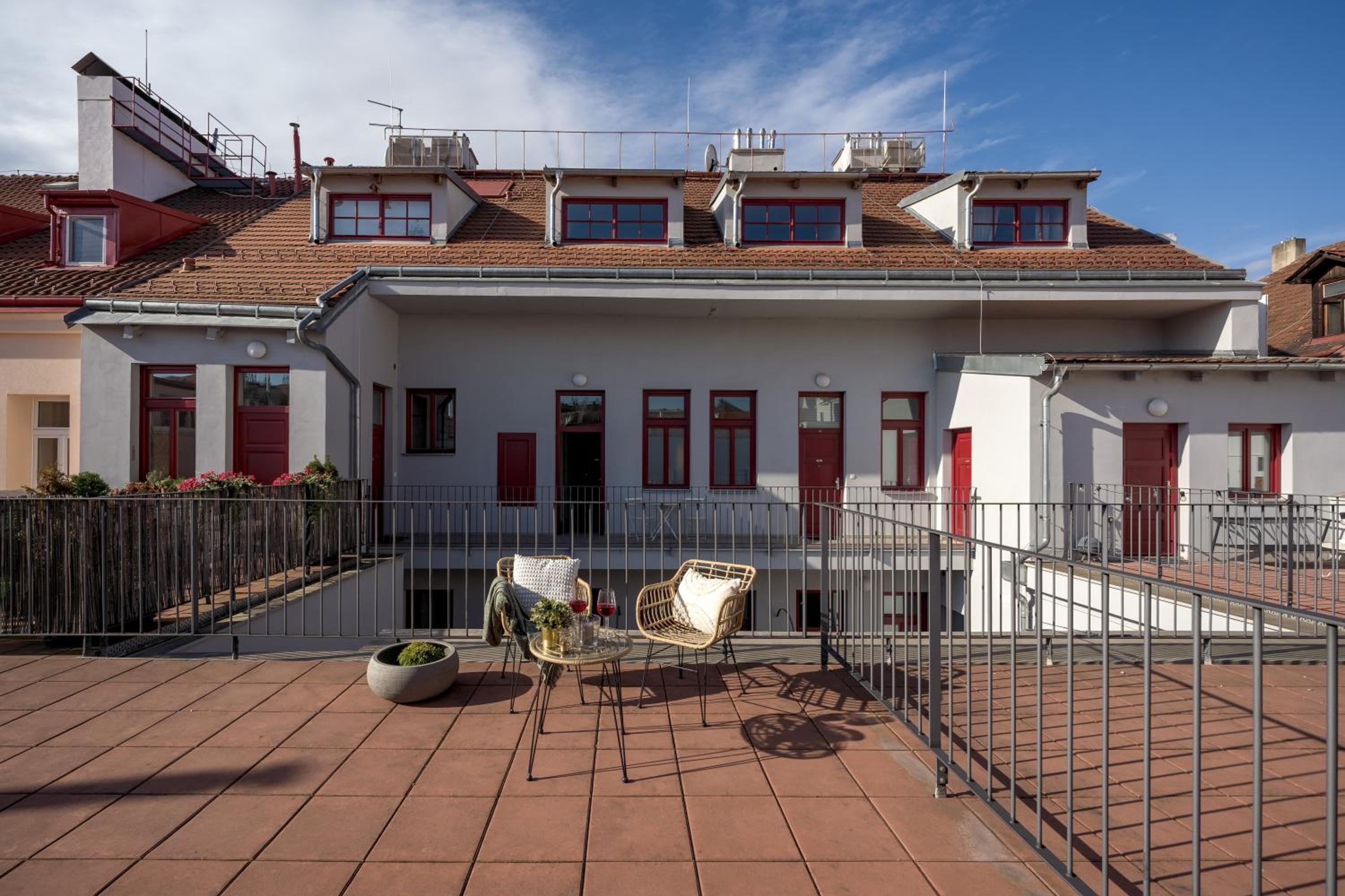 Prague Days - Loft Studio with Terrace in Karlín