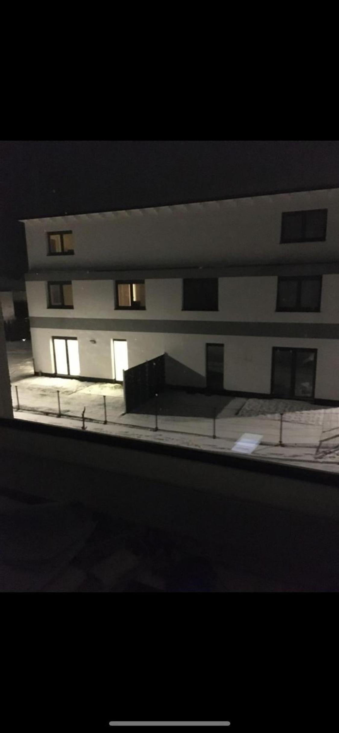 Neu-gebautes-komplettes-Reihenhaus