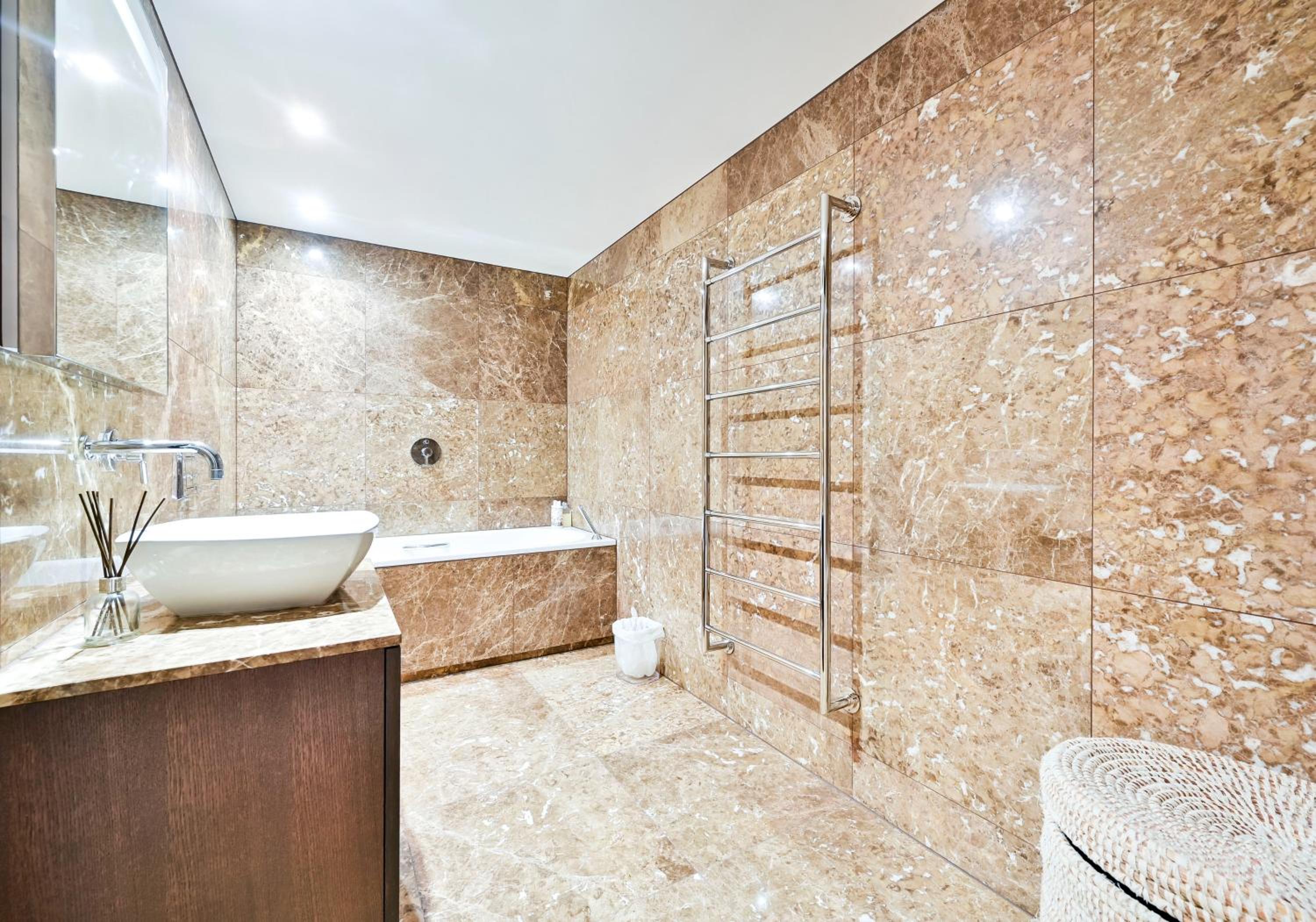 Beautiful 3 bedroom by Hyde Park
