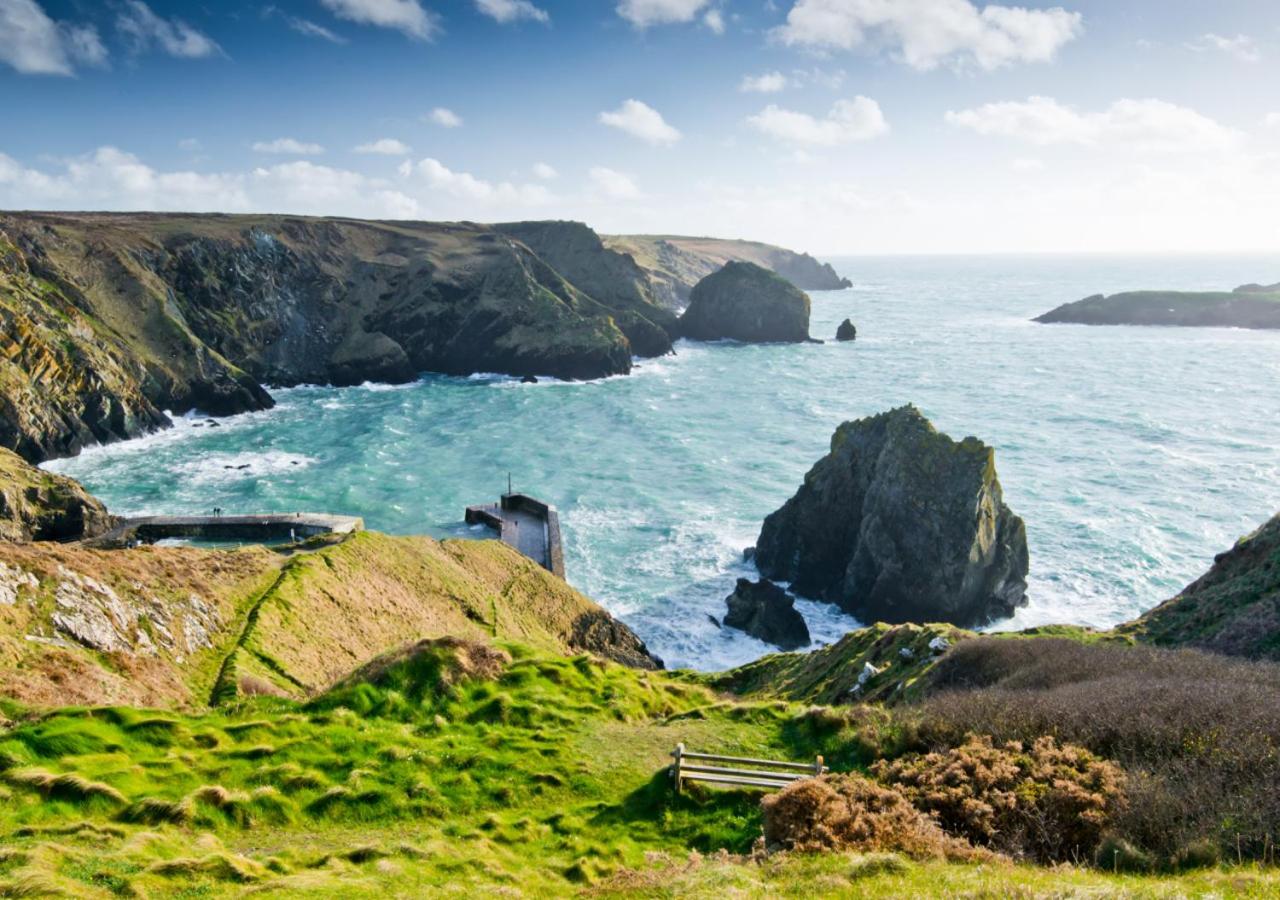 3 Bed in Gunwalloe oc-p00858