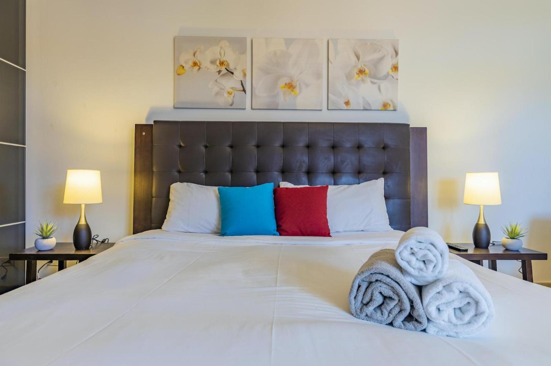 4 Bedrooms modern Condo at walking distance from Eagle beach