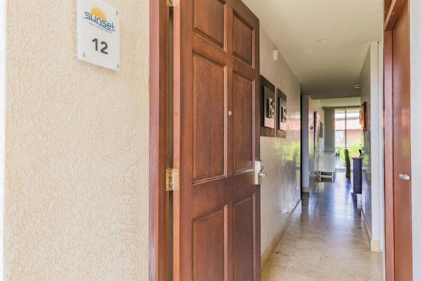 4 Bedrooms modern Condo at walking distance from Eagle beach