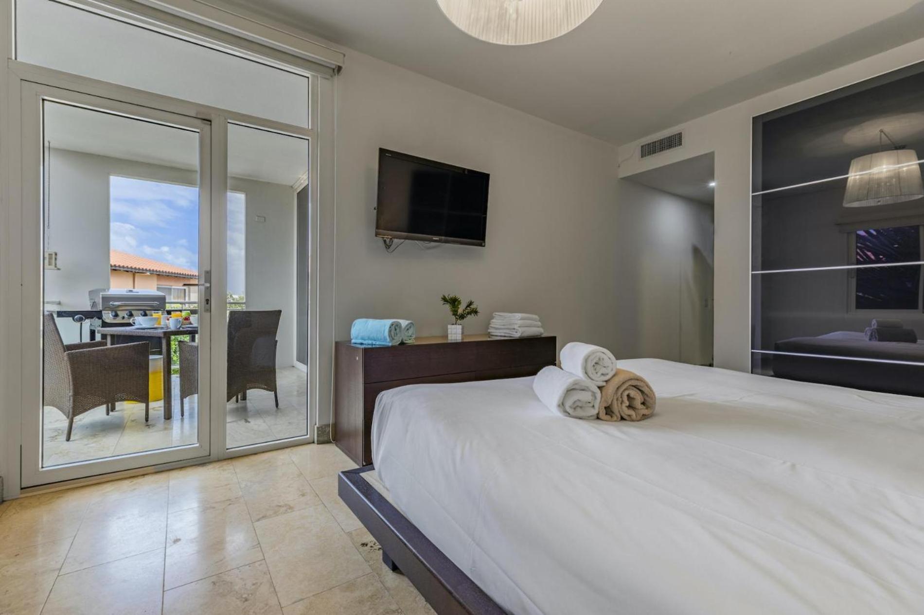 4 Bedrooms modern Condo at walking distance from Eagle beach