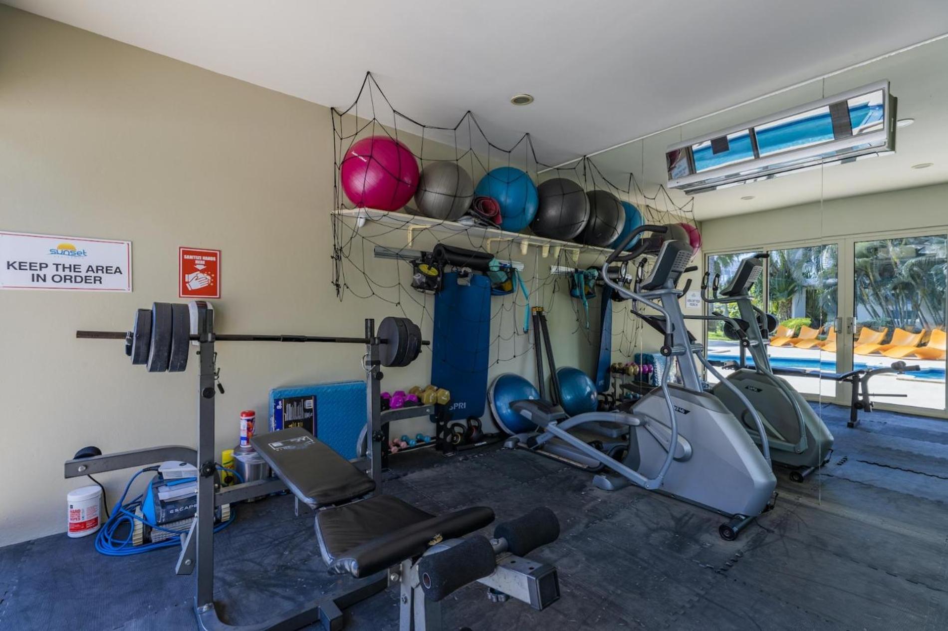 4 Bedrooms modern Condo at walking distance from Eagle beach
