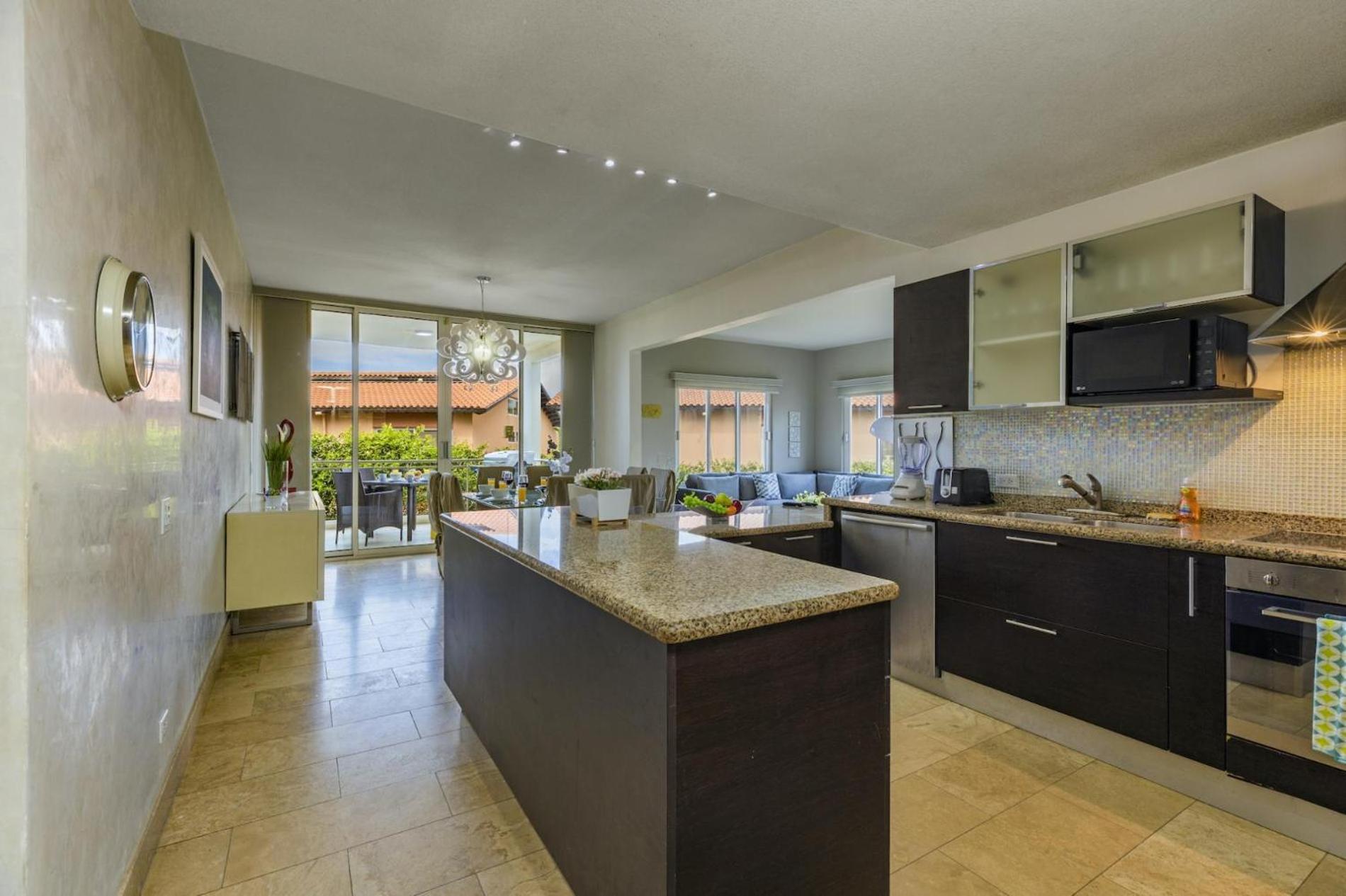 4 Bedrooms modern Condo at walking distance from Eagle beach