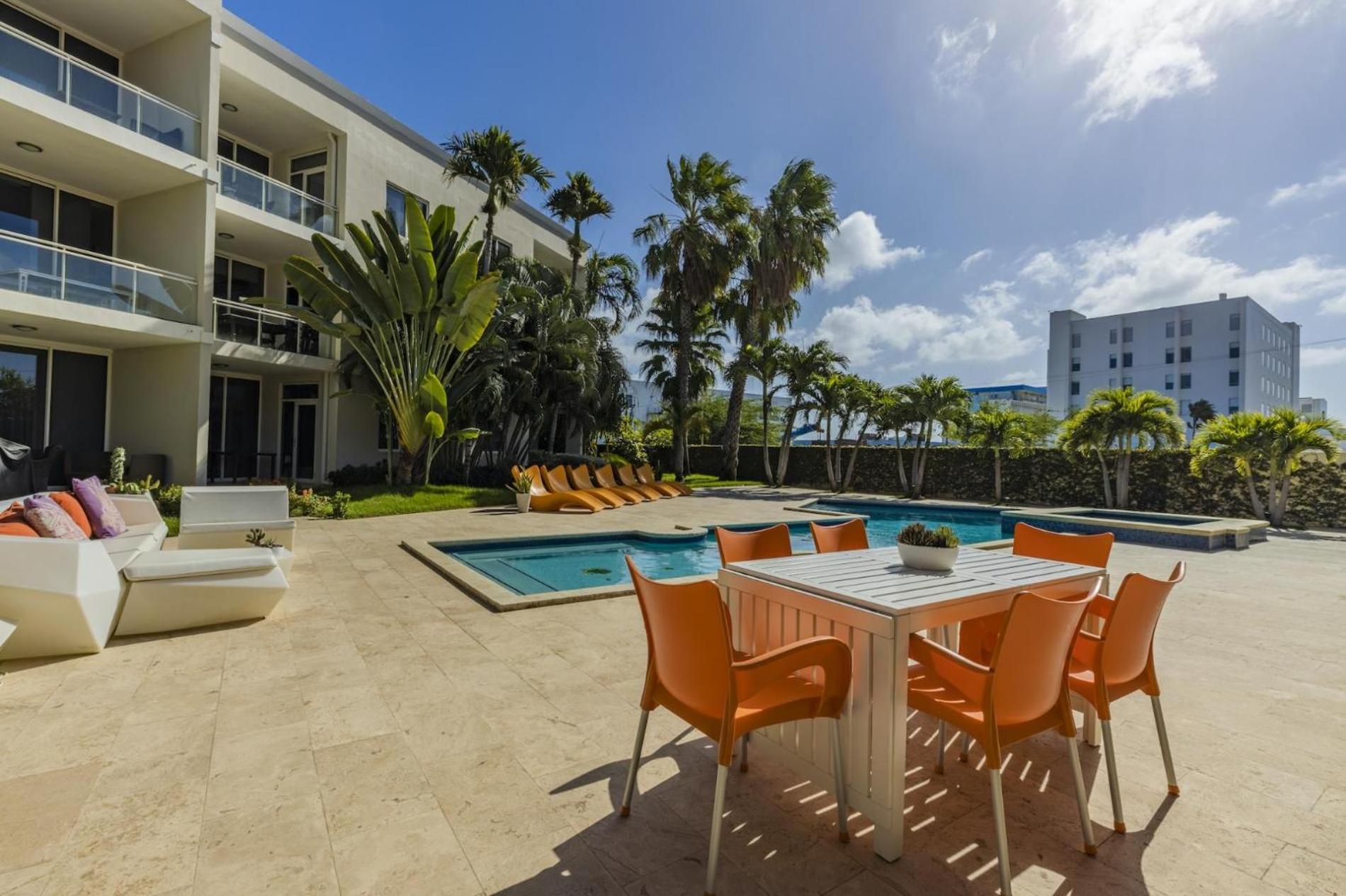 4 Bedrooms modern Condo at walking distance from Eagle beach