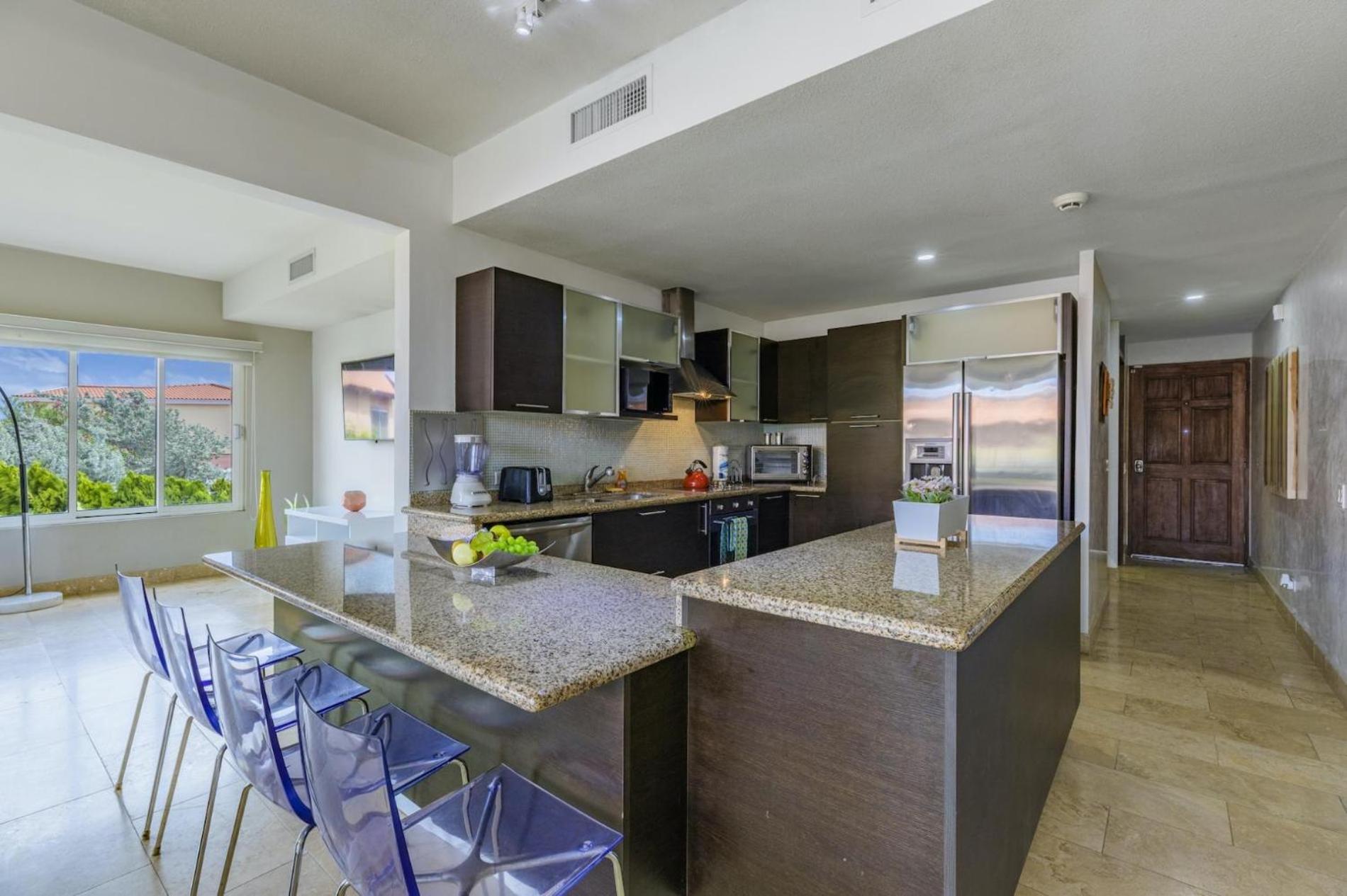 4 Bedrooms modern Condo at walking distance from Eagle beach