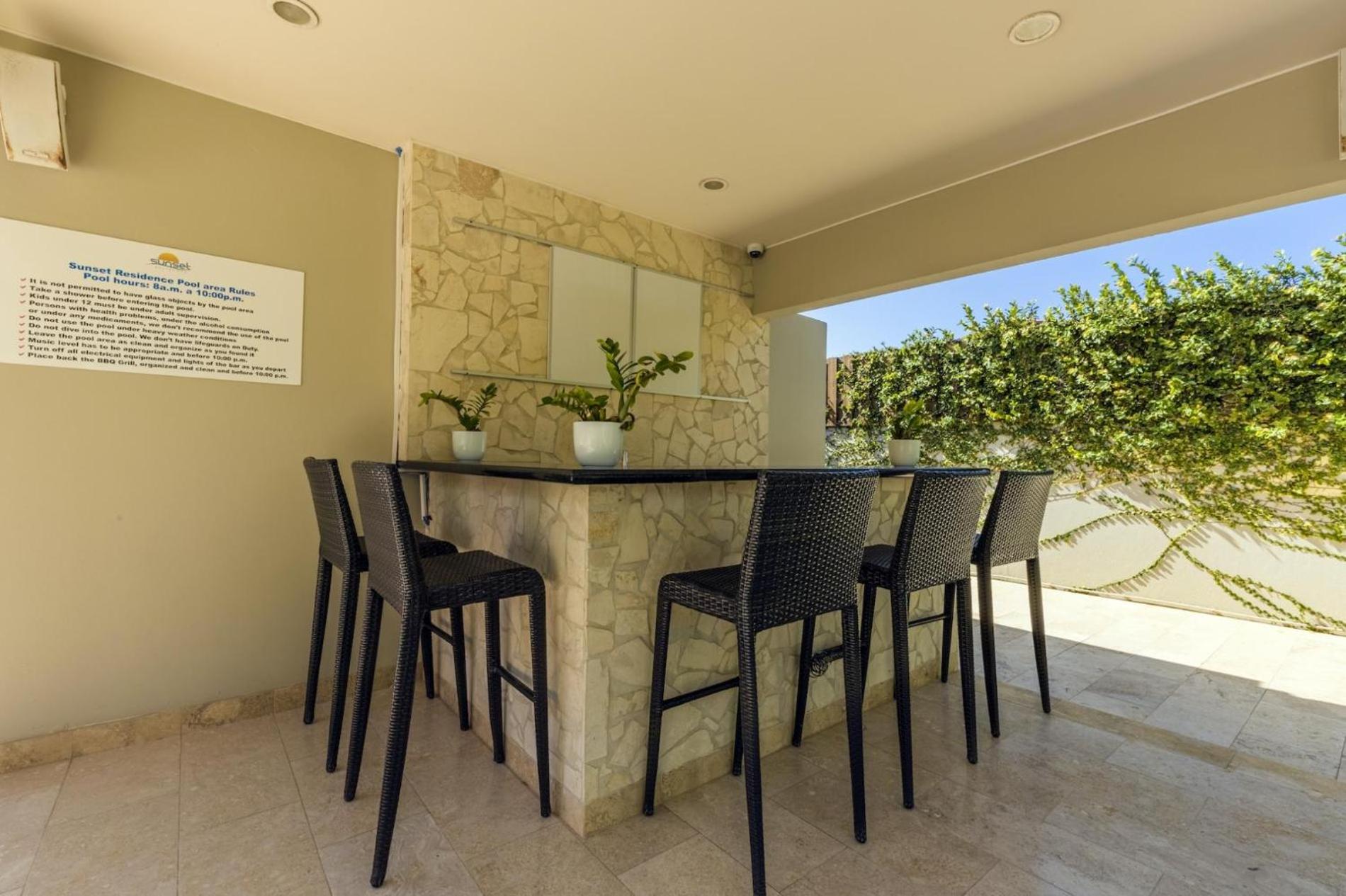 4 Bedrooms modern Condo at walking distance from Eagle beach