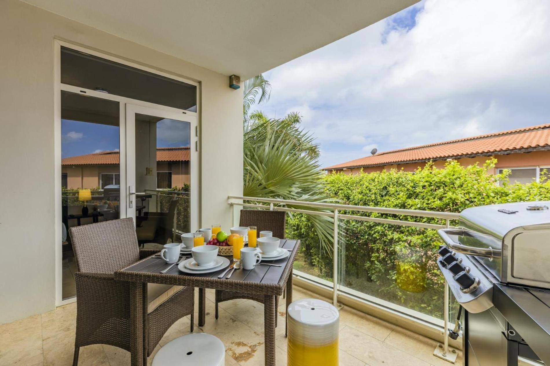 4 Bedrooms modern Condo at walking distance from Eagle beach