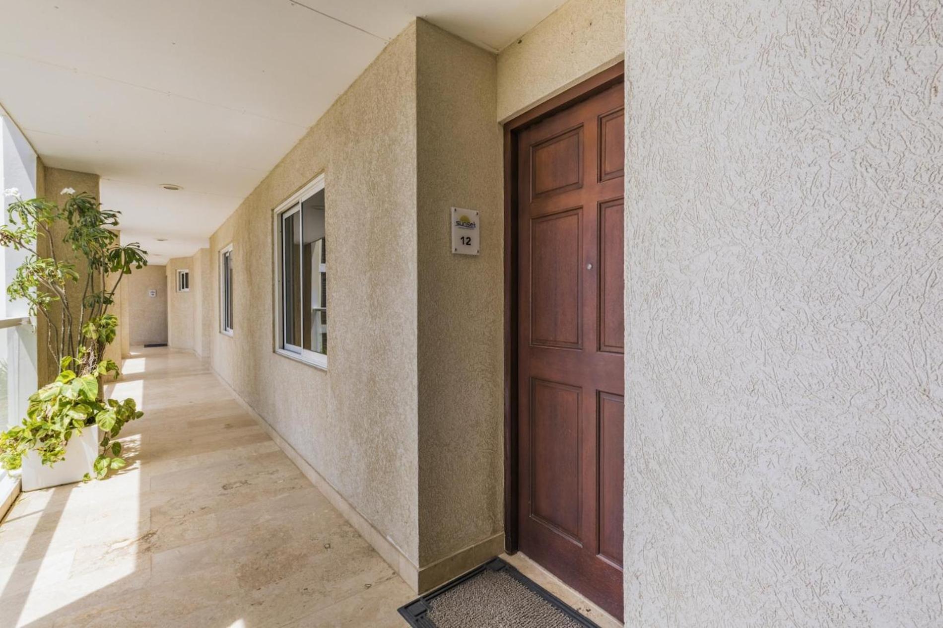 4 Bedrooms modern Condo at walking distance from Eagle beach