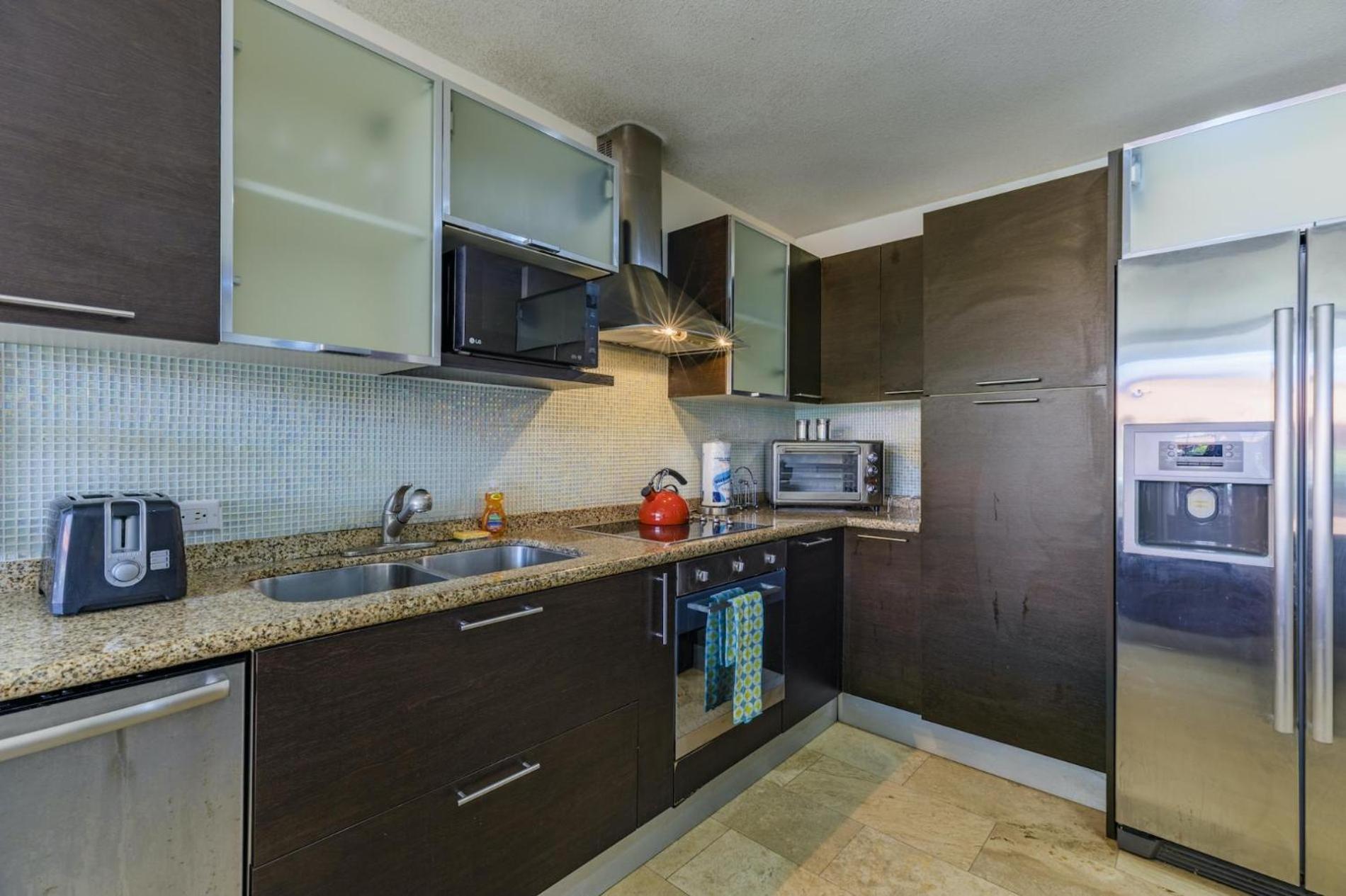 4 Bedrooms modern Condo at walking distance from Eagle beach