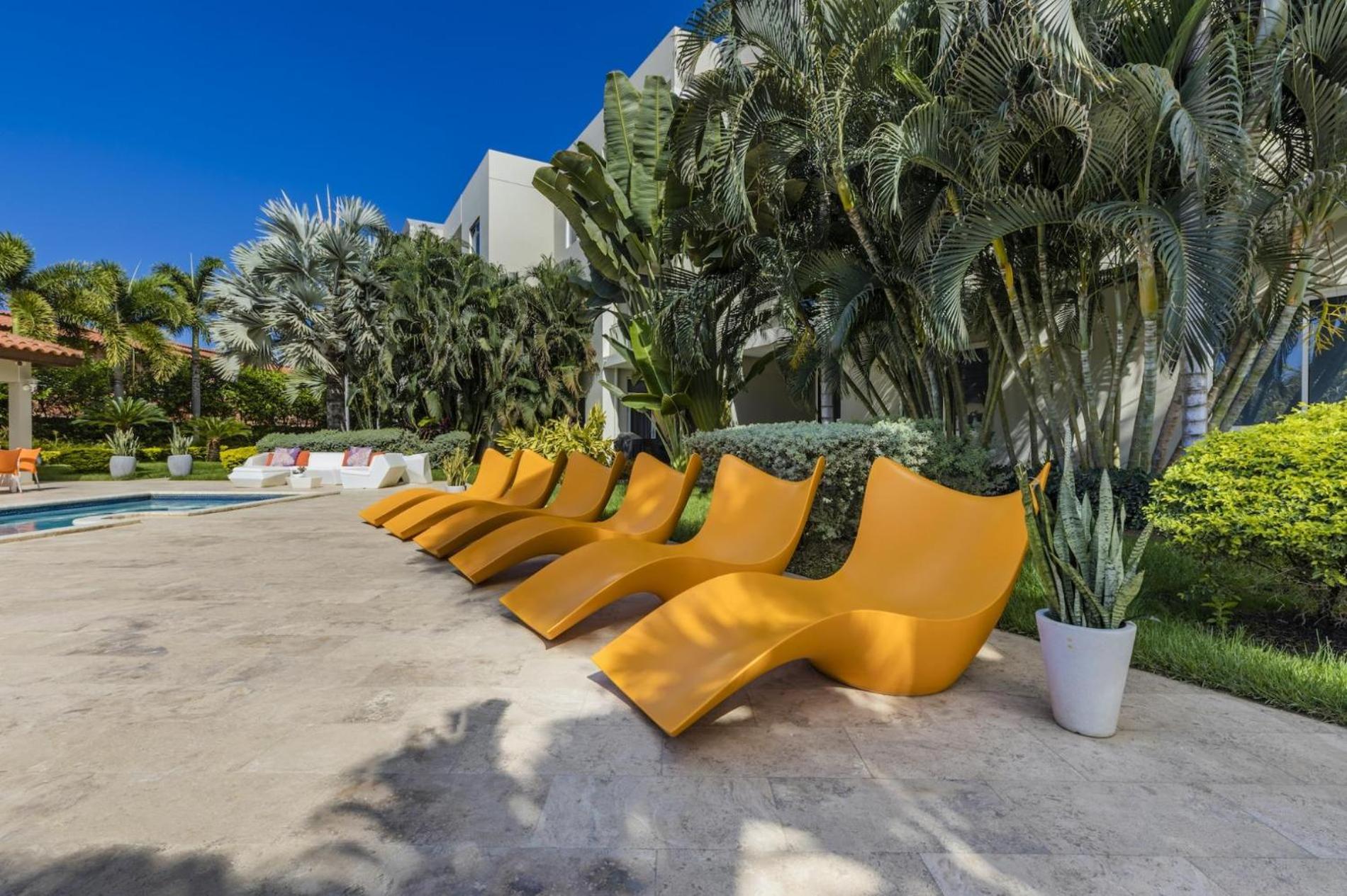 4 Bedrooms modern Condo at walking distance from Eagle beach